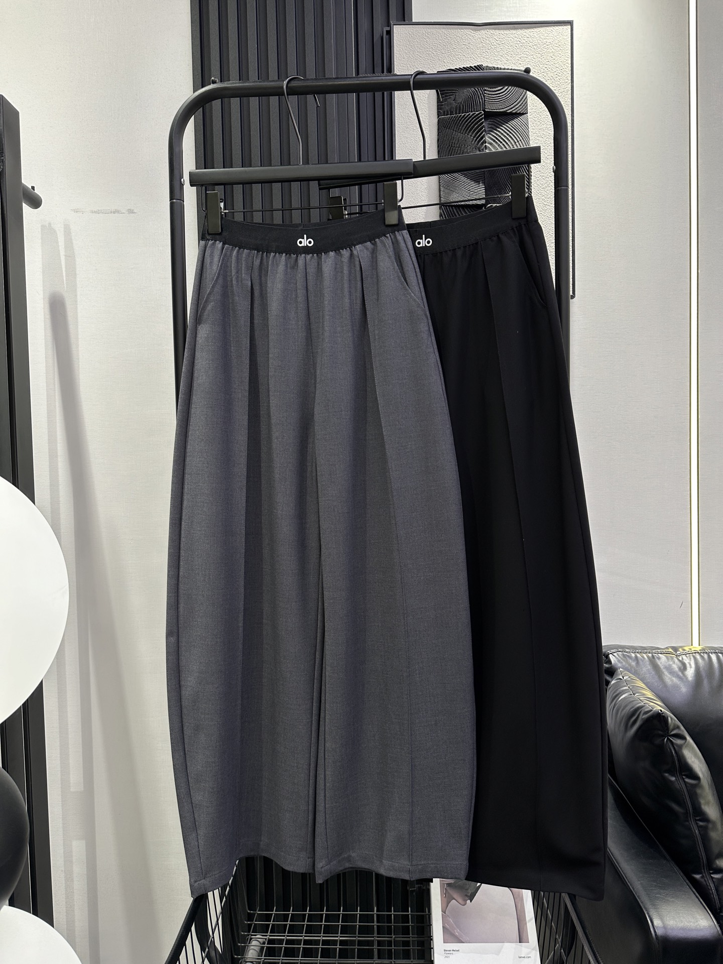 NO:738254,alo-New style contrasting letter elastic waist scimitar trousers, summer thin trousers fabric, the upper body drape is super good, breathable and comfortable, simple and versatile, two colors smlxl,,19860909alo-新款撞色字母橡筋腰弯刀裤 夏季薄款西裤面料 上身垂感超好 透气舒适 简约百搭款 两色 smlxl,,,Women's clothing