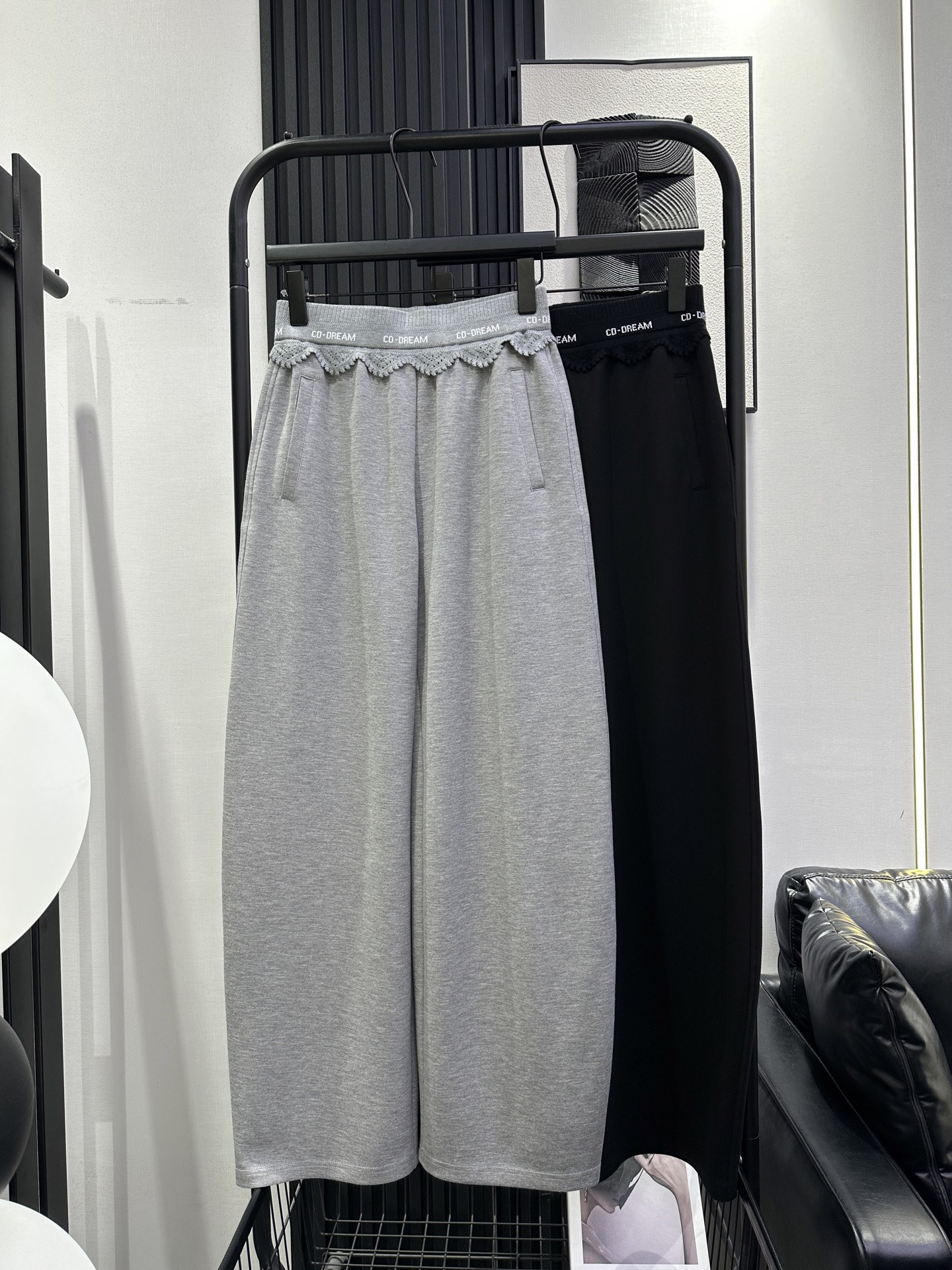 NO:738252,QOY-New style spliced ​​lace waist scimitar pants. The fabric is super soft and comfortable. The effect of slimming the upper body is simple. It can control the thick hips and thighs. Simple and versatile must-have style. Two colors smlxl,,19860909QOY-新款拼接花边腰弯刀裤 面料超柔软舒适 上身显瘦效果简直了 胯大腿粗都能驾驭 简约百搭必备款 两色 smlxl,,,Women's clothing