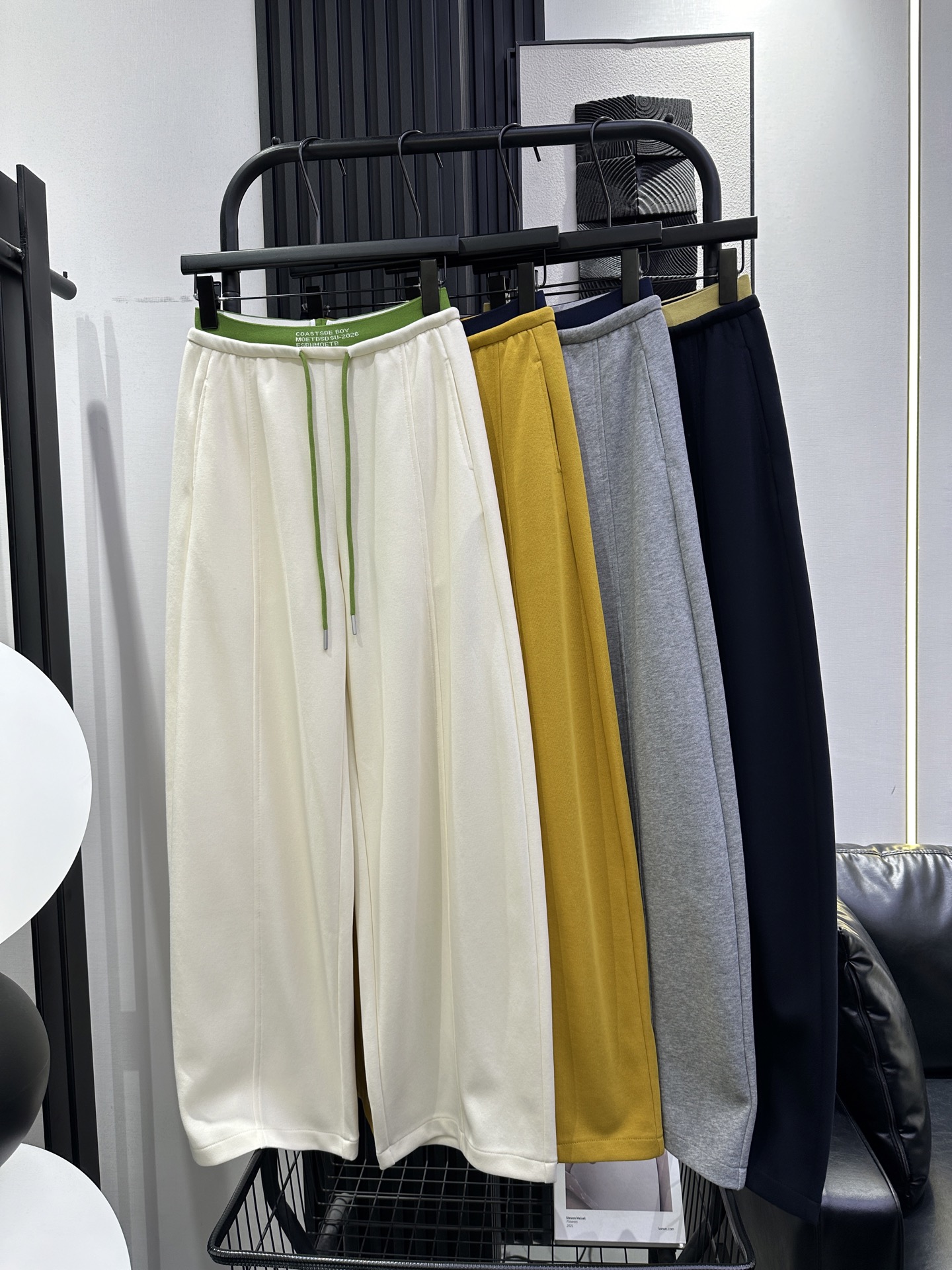 NO:738240,QOY-New contrasting color waist drawstring banana pants. Elastic waist is highly tolerant. Slightly loose fit. Even small people can easily control the upper body. Four colors smlxl,,19860909QOY-新款撞色腰抽绳香蕉裤 松紧腰包容性强 微宽松版型 小个子也能轻松驾驭 上身绝绝子 四色 smlxl,,,Women's clothing