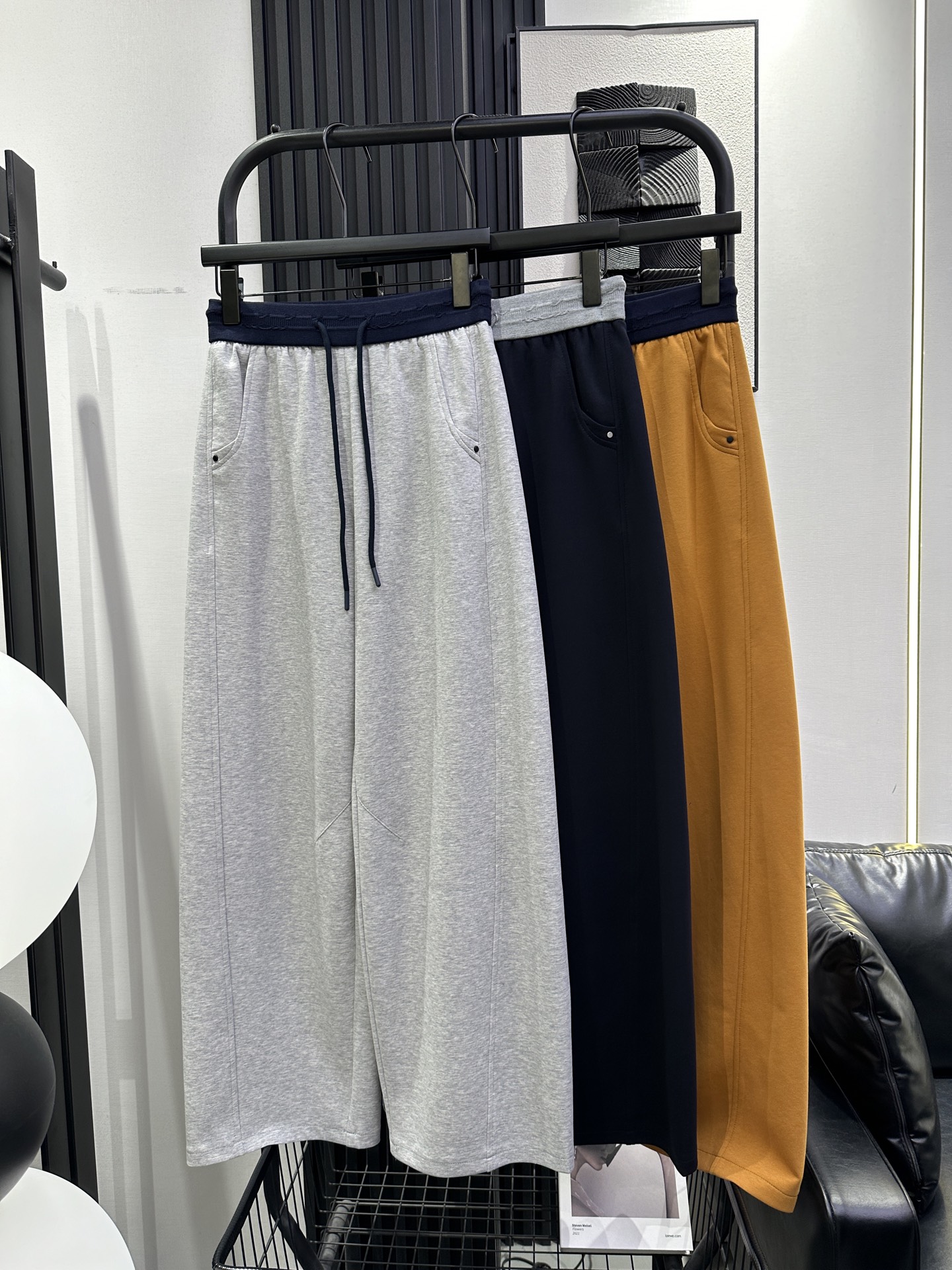 NO:738237,MM6-New contrasting color waistband banana pants. Pocket rivet design. Super high quality. The upper body does not pick up the leg shape. Only a slimming effect. Versatile item. Three colors smlxl, masion margiela,19860909MM6-新款撞色腰头香蕉裤 袋口柳钉设计 超高品质 版型上身不挑腿型 只有显瘦效果百搭单品 三色 smlxl,,masion margiela,,Women's clothing