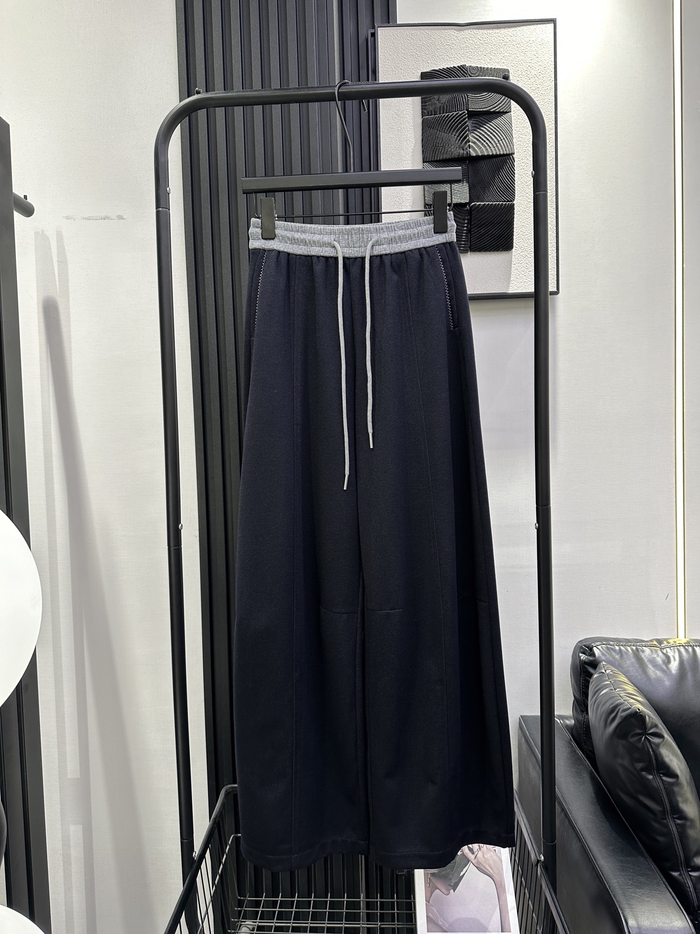 NO:738232,MM6-New Korean style simple drawstring scimitar pants, contrasting color waist splicing, pocket triangle design, Tencel denim fabric, the fabric has its own drape, excellent quality, versatile, slimming and easy to wear, close your eyes, super hot style, single color smlxl,,masion margiela,19860909MM6-新款韩系简约抽绳弯刀裤 撞色腰头拼接 袋口三角线设计 天丝牛仔面料 面料自带垂感 品质超赞百搭显瘦不挑身材穿 闭眼入 超爆款 单色 smlxl,,masion margiela,,Women's clothing