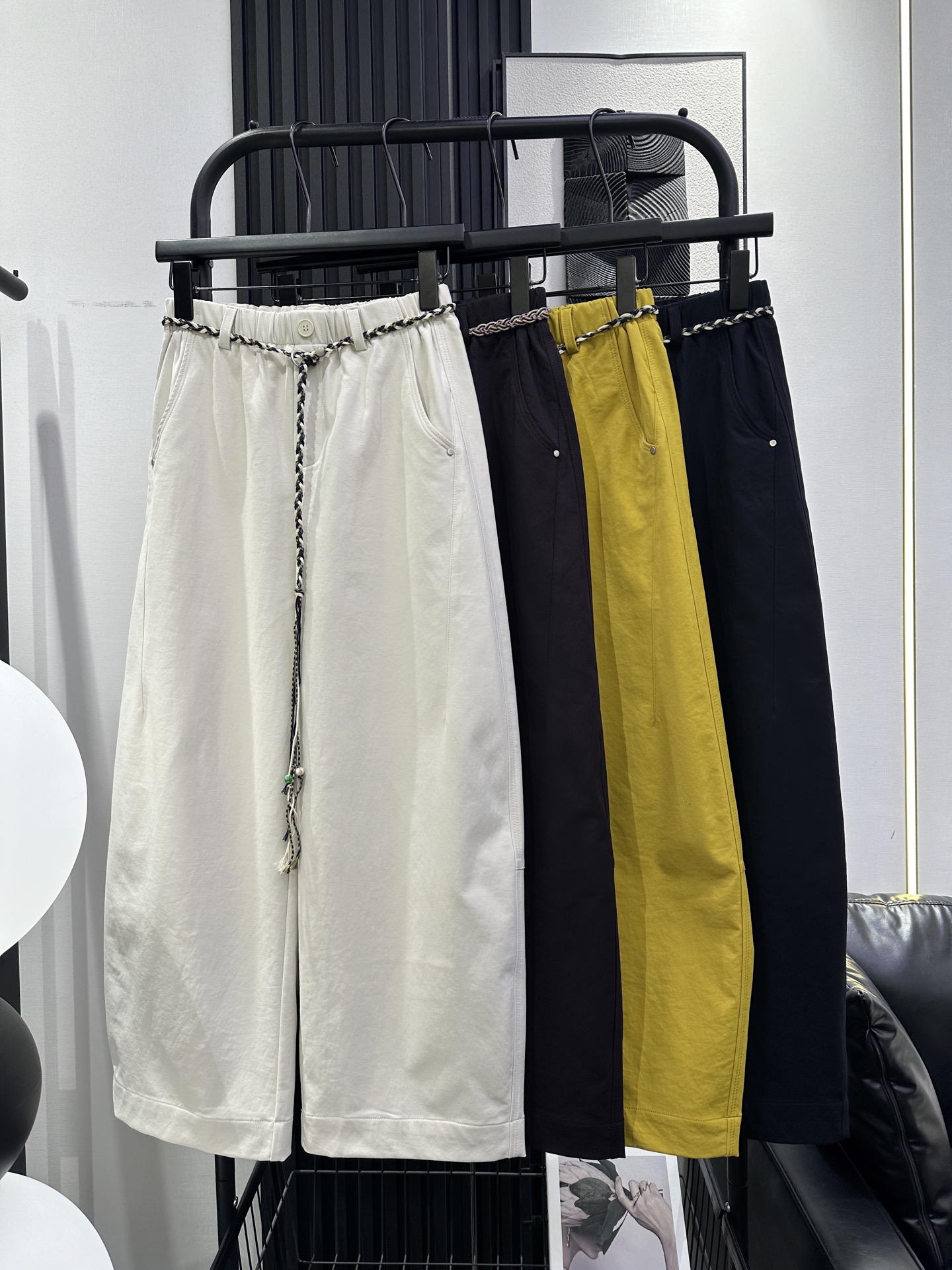 NO:738665,BALENCIAGA Balenciaga - new colorful twist woven belt nine-point casual pants. The fabric is not easy to wrinkle. Good quality. The shape is crisp and tolerant. The upper body is not picky. Four colors smlxl,, balenciaga, balenciaga,19860909BALENCIAGA 巴黎世家-新款彩色麻花编织腰带九分休闲裤 面料不易皱 品质好 版型挺括 包容度高 不挑腿型上身绝绝子 四色 smlxl,,balenciaga,balenciaga,,Women's clothing