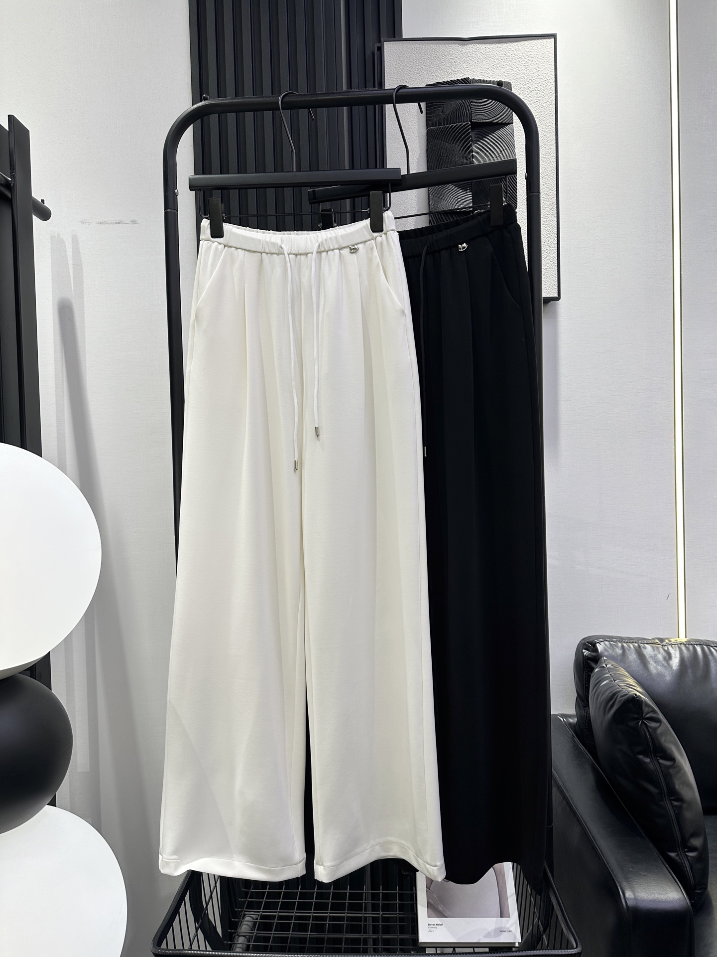 NO:738663,CE* new style custom metal pony brand cupro wide-leg pants on the left waist. The fabric drape is very good, soft and comfortable. Excellent quality. Fashionable, simple and versatile in two colors. smlxl,,19860909CE*新款 左腰定制金属小马牌铜氨丝阔腿裤 面料垂感非常好 柔软舒适 品质超赞 时尚简约百搭两色 smlxl,,,Women's clothing