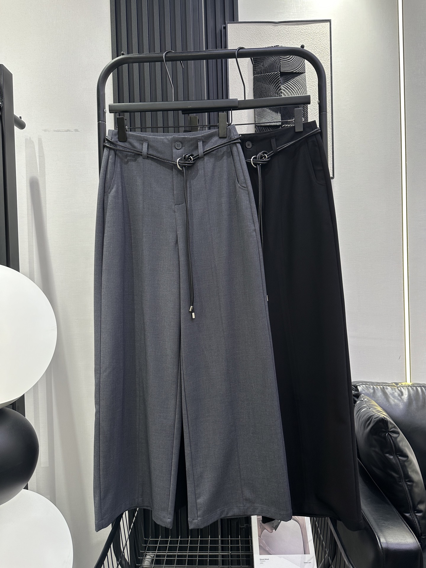 NO:738669,Celine Celine's new thin trousers with double rope belt. The fabric has good drape texture. The quality is excellent. The version design is not flattering to the figure. Fashionable and elegant. Two colors. smlxl,,celine,celine,19860909Celine 赛琳 新款双绳腰带薄款西裤 面料垂坠质感好 品质杆杆滴 版型设计不挑身材 时尚大方 两色 smlxl,,celine,celine,,Women's clothing