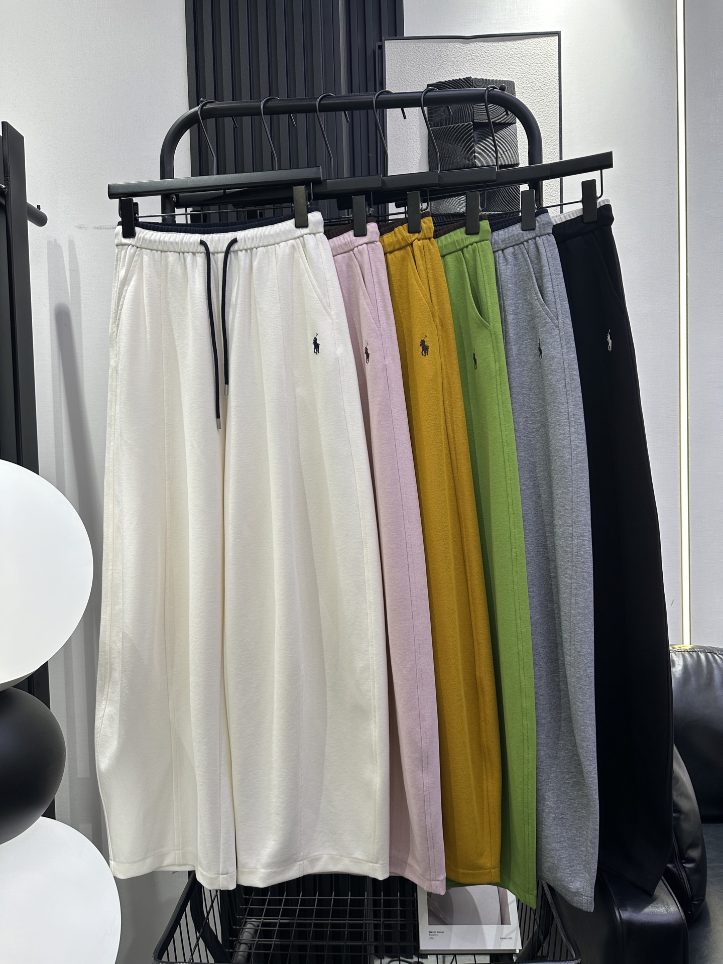 NO:738670,Polo Ralph Lauren's popular model continues the contrasting strap design of scimitar pants with the logo embroidered on the left. The texture is super good, the color is super beautiful, the shape is amazing, the giant looks slim, and it is extremely tolerant. A must-have item. Six colors smlxl,,19860909Polo 拉夫劳伦 爆款延续左刺绣logo标弯刀裤撞色绑带设计 质感超级好 颜色超好看 版型绝了 巨巨显瘦 包容性极强 必备单品 六色 smlxl,,,Women's clothing