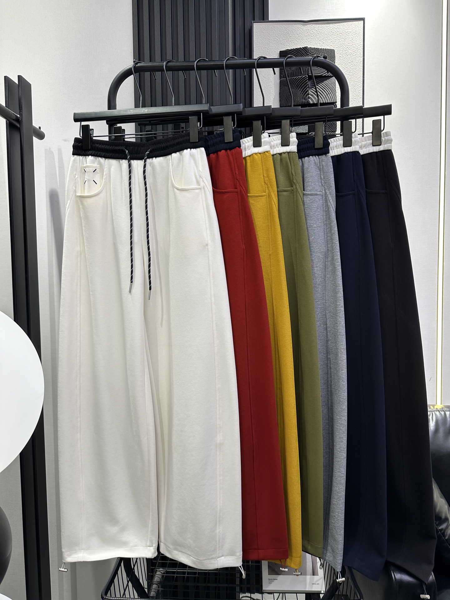 NO:738673,MM6 - popular style scimitar pants with embroidery on the right small pocket. The fabric is soft and comfortable. The elastic waistband. The back pocket is simply embroidered with the logo of a big brand. It has a high-end feel. It is versatile and easy to choose. Seven colors smlxl, masion margiela,19860909MM6-爆款延续右小袋刺绣弯刀裤 面料柔软舒适 松紧腰头 后口袋做了简单刺绣logo 大牌高级感满满 百搭不挑人 七色 smlxl,,masion margiela,,Women's clothing