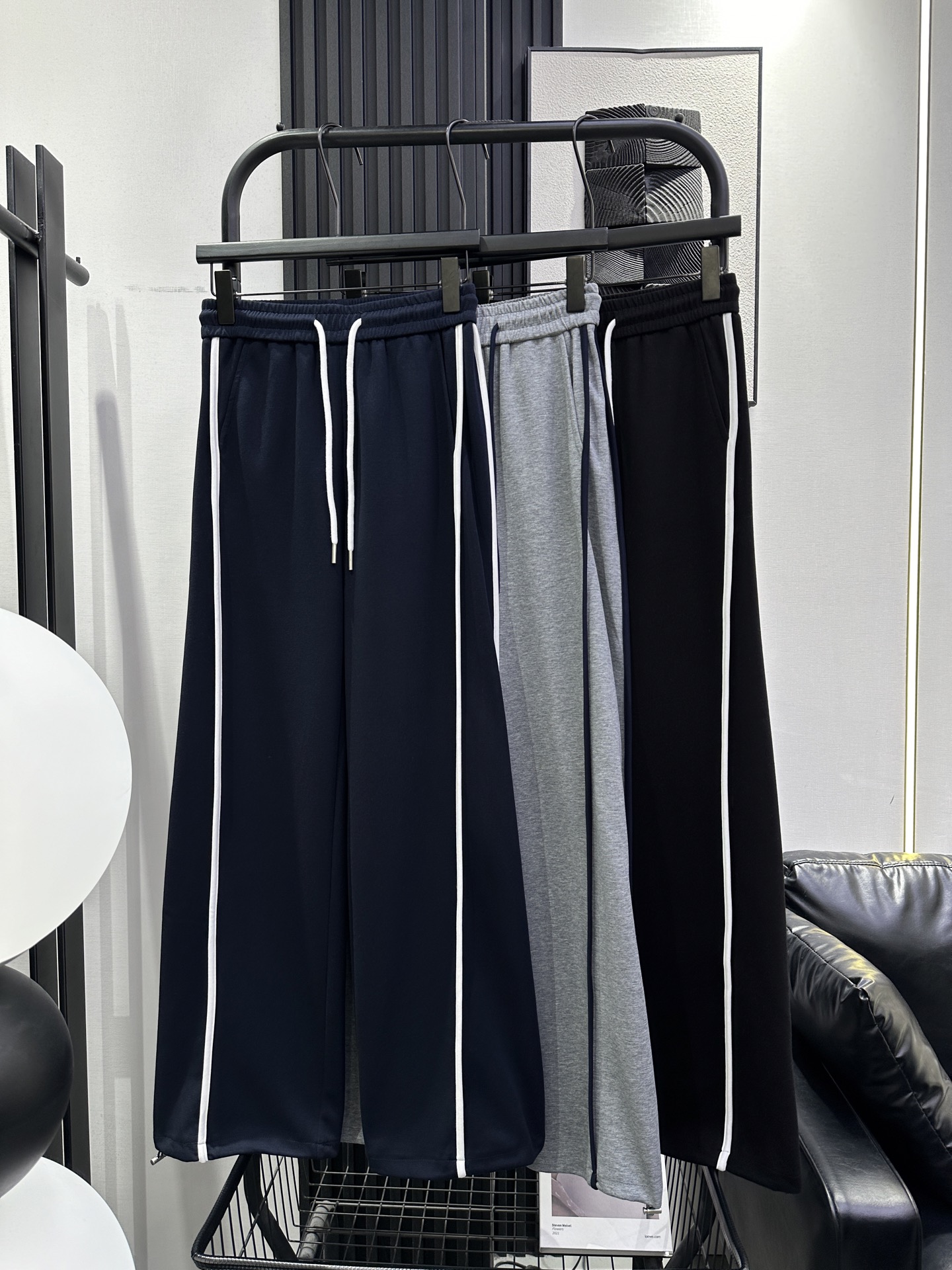 NO:738676,MM6-New American trendy style wide-leg trousers with personalized side strips. The trouser legs have drawstrings and can be worn twice. The fabric is soft and breathable. The version is super slim. Three colors smlxl, masion margiela,19860909MM6-新款美式潮流个性侧条拼接阔腿裤 裤脚带抽绳可两穿 面料柔软透气 版型超显瘦 三色 smlxl,,masion margiela,,Women's clothing