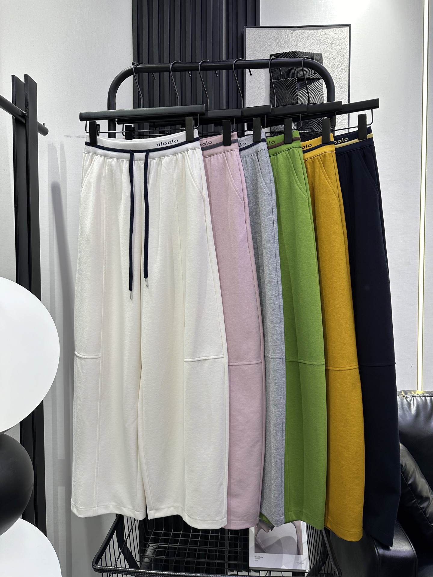 NO:738679,alo-new contrasting color elastic high-waisted casual pants with letter LOGO design on the left waist. The color matching is also very beautiful. The colors are full of spring and summer atmosphere~ Six colors smlxl,,19860909alo-新款撞色松紧高腰休闲裤 左腰字母LOGO设计 颜色搭配也是非常好看滴 颜色满满的春夏气息感～ 六色 smlxl,,,Women's clothing
