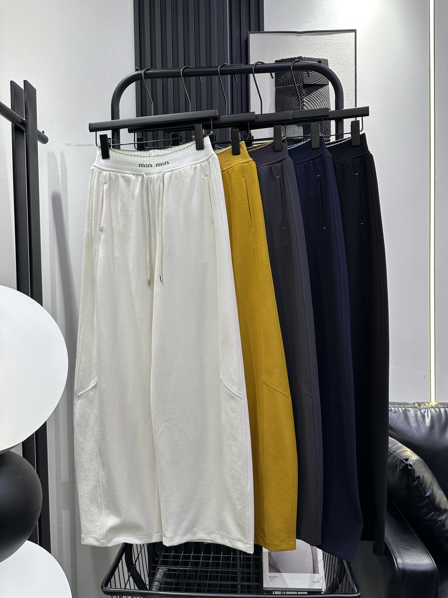 NO:738682,miumiu new style scimitar casual pants with contrasting color letters on the waist, slightly loose fit, slimming the upper body, classic and versatile, five colors smlxl,,miumiu,19860909miumiu 新款腰撞色字母弯刀休闲裤 版型微宽松上身显瘦 经典百搭 五色 smlxl,,miumiu,,Women's clothing