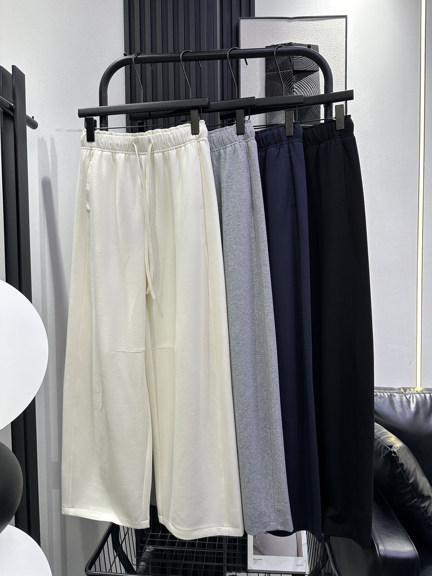 NO:738685,MIUMIU-New style of waist-top lace banana pants. High-waisted lazy glutinous rice pants. The upper body is super comfortable. Slim and versatile. Elegant yet energetic. Easily create simple lines. Four colors. smlxl,,miumiu,19860909MIUMIU-新款腰顶花边香蕉裤 高腰慵懒糯米裤 上身超级无敌舒服 显瘦百搭版型 优雅不失活力 轻松打造出简约线条感 四色 smlxl,,miumiu,,Women's clothing