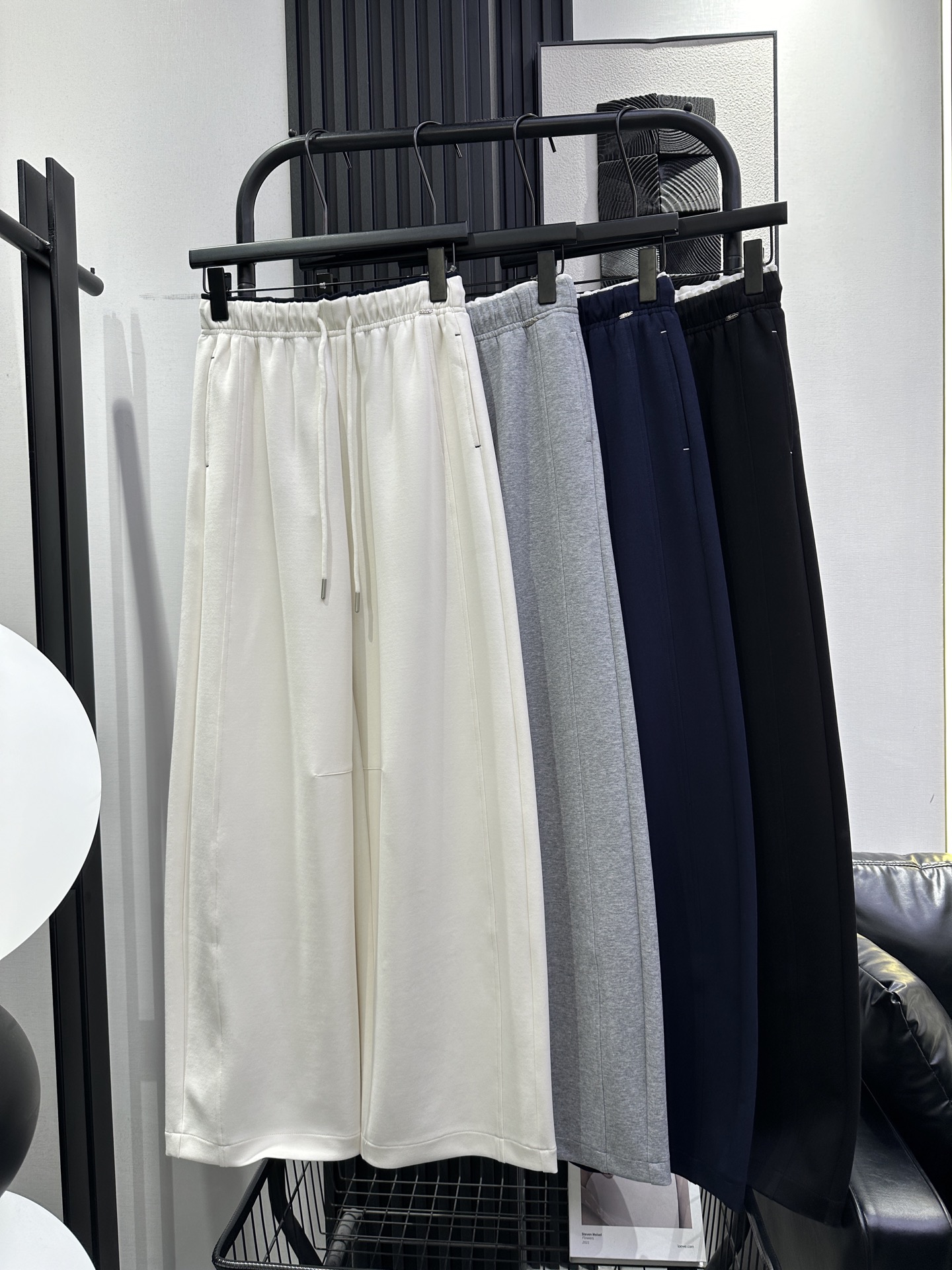 NO:738688,miumiu-New style contrasting color lace waist fashion scimitar pants, knee pleat design, slightly loose fit, slimming the upper body, fashionable and age-reducing, super beautiful color, four colors smlxl,,miumiu,19860909miumiu-新款 撞色花边腰时尚弯刀裤 膝盖褶皱设计 版型微微宽松 上身显瘦 时尚减龄 颜色超好看 四色 smlxl,,miumiu,,Women's clothing