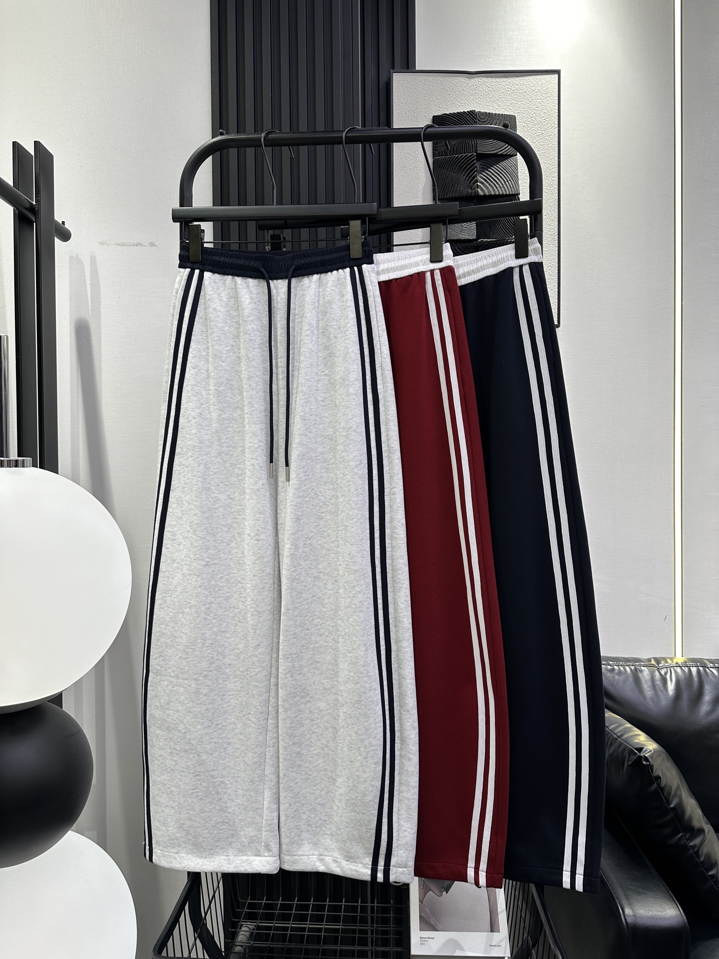 NO:738695,BALENCIAGA Balenciaga - new contrasting color waistband parallel-bar casual pants with drawstring at the legs for two wear. The style is fashionable and versatile. A must-have item for fashion and age reduction. Three colors smlxl,,balenciaga,balenciaga,19860909BALENCIAGA 巴黎世家-新款撞色腰头双杠休闲裤 裤脚带抽绳两穿 版型洋气又百搭 时尚减龄必备单品 三色 smlxl,,balenciaga,balenciaga,,Women's clothing