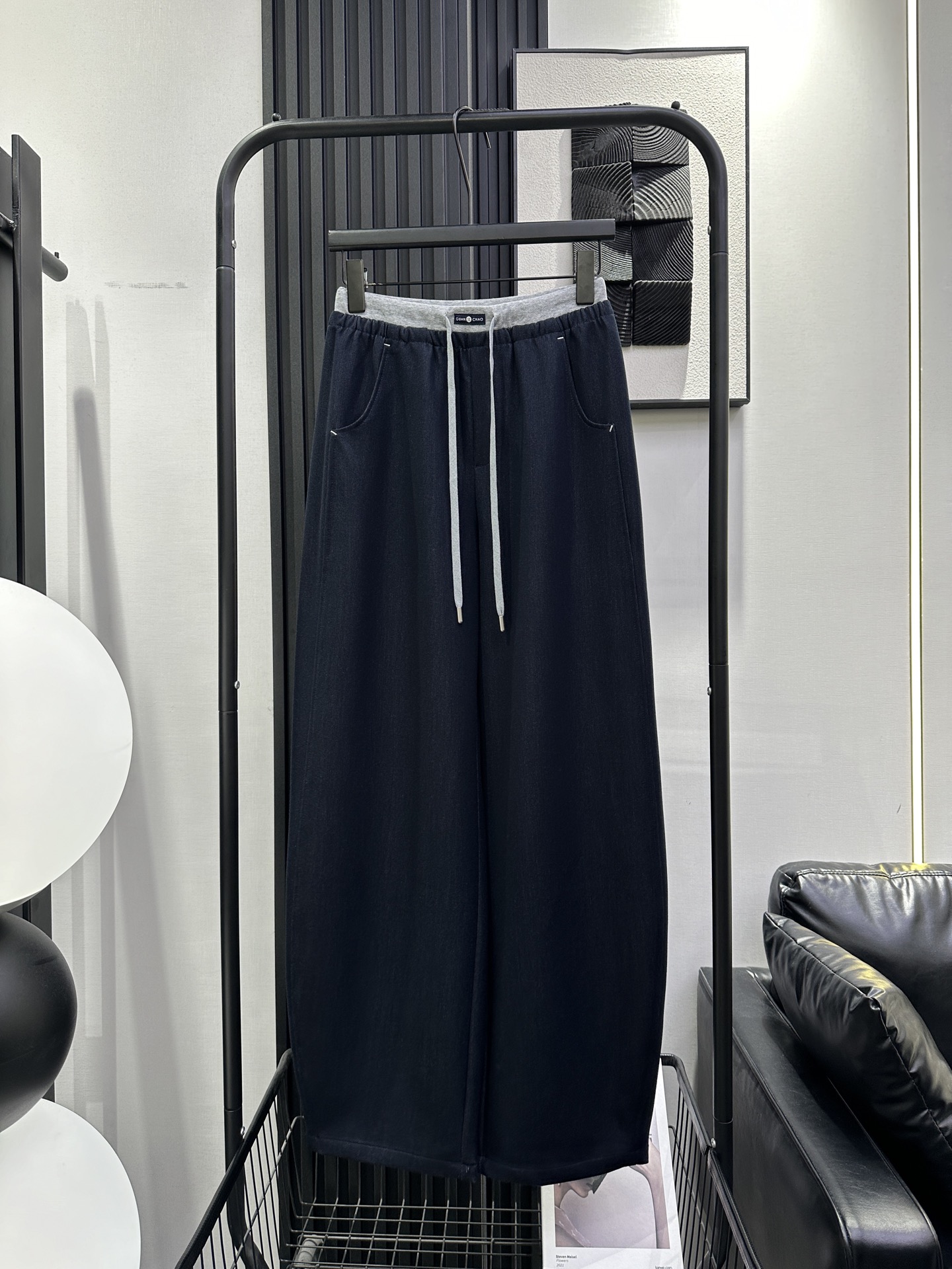 NO:738671,QOY-New style contrasting color splicing elastic waist scimitar pants, small and medium waist design, Tencel denim fabric is soft and comfortable, the upper body is super fashionable, the version is perfect, single color smlxl,,19860909QOY-新款撞色拼接松紧腰弯刀裤 腰中小标设计 天丝牛仔面料柔软舒适 上身超洋气 版型绝绝子 单色 smlxl,,,Women's clothing