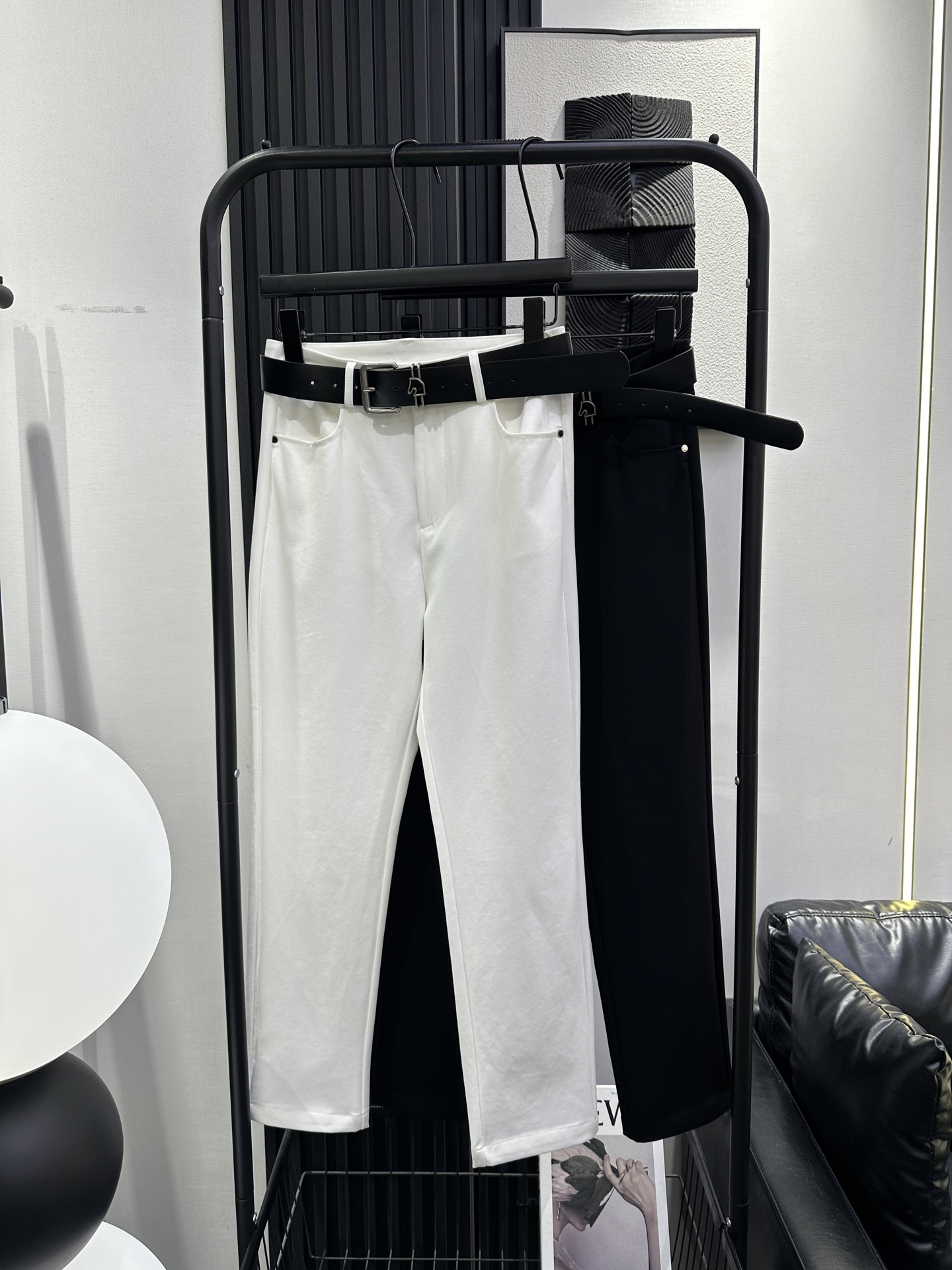 NO:738674,HERMS Hermès - new clean version of belted nine-point pants. Summer thin ice silk fabric with slight elasticity. The upper body is slim and elegant. The shape is perfect. Two colors smlxl,,hermes,hermes,19860909HERMS 爱马仕-新款净版皮带九分小脚裤 夏季薄款冰丝面料 带微微弹力 上身显瘦有气质 版型绝绝子 两色 smlxl,,hermes,hermes,,Women's clothing