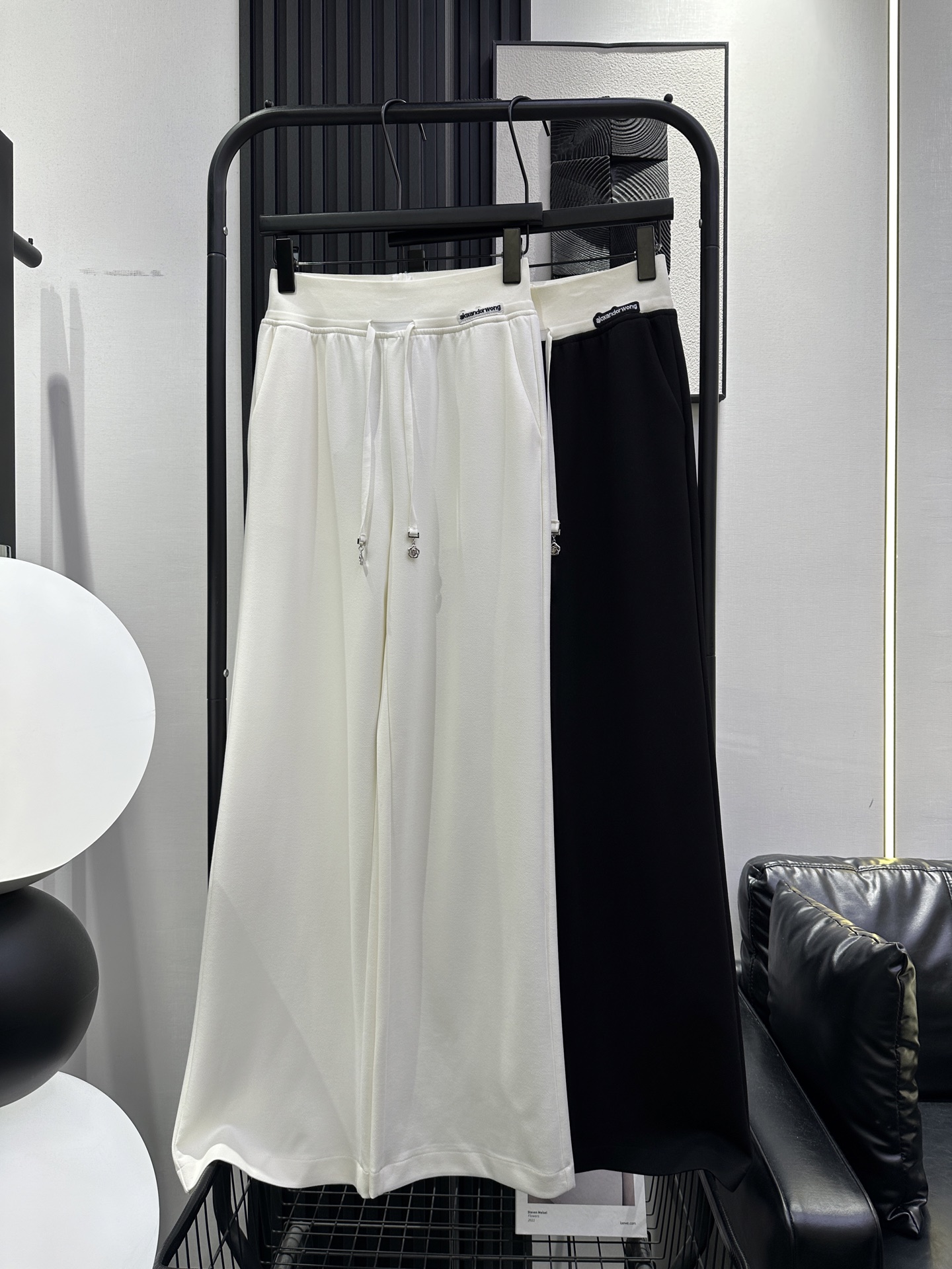 NO:738677,Alexander wang - New high-waist elastic letter straight casual wide-leg pants. The fabric is soft and delicate. The upper body is very slim. A must-have for fashionable women. Exquisite and elegant. Two colors smlxl,,alexander wang,19860909Alexander wang 大王-新款高腰橡筋字母直筒休闲阔腿裤 面料柔软细腻 上身非常显瘦 时尚女人必备 精致优雅 两色 smlxl,,alexander wang,,Women's clothing