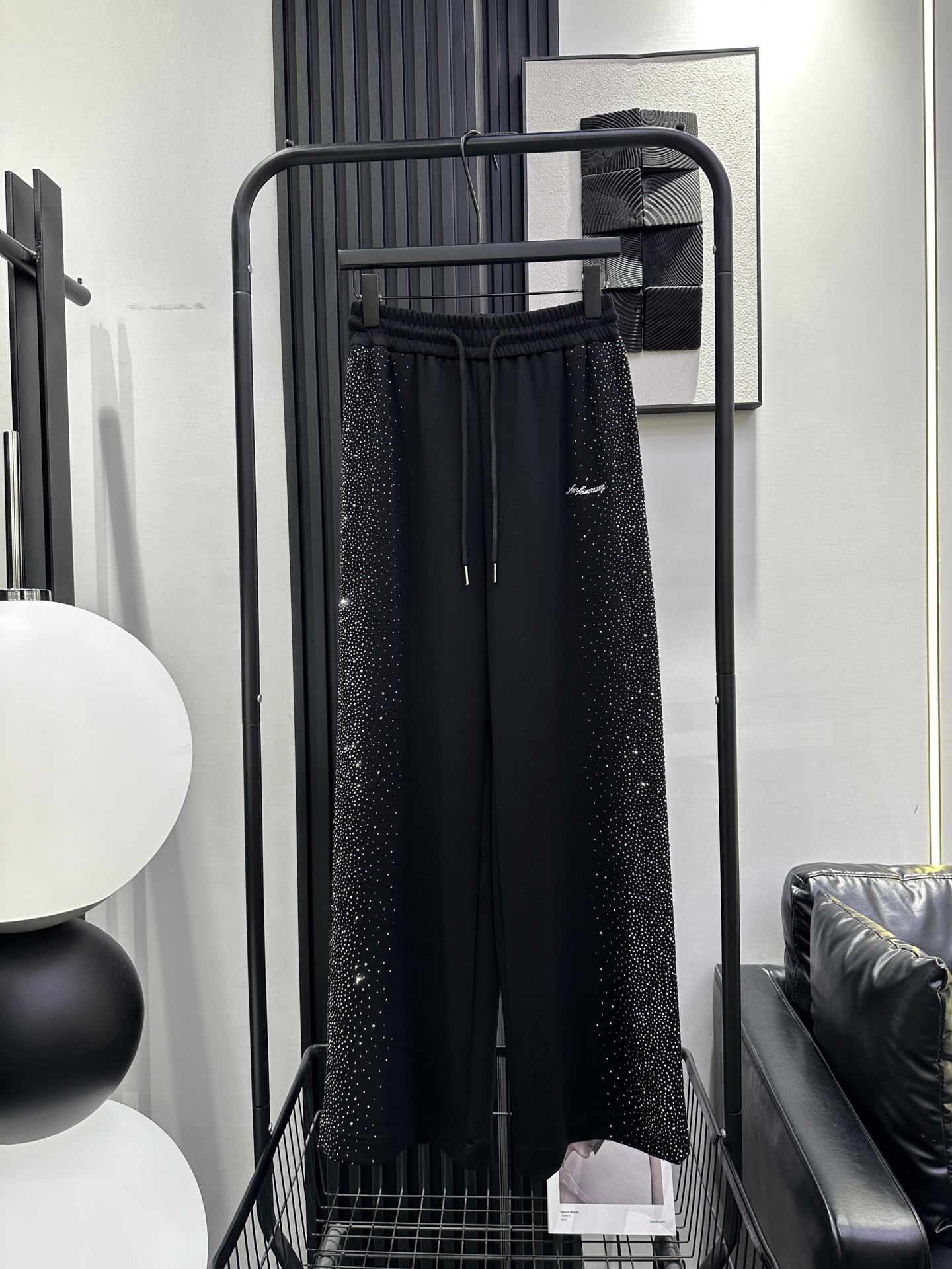 NO:738686,QOY - New popular straight-leg pants with high-temperature ironing on the sides. Fabric texture is super strong. The fit is super correct. The upper body shows long legs. Casual and feminine, black smlxl,,19860909QOY-新爆款侧边高温烫钻直筒裤 面料质感超强 版型超正 上身超显腿长 休闲中带点小女人 黑色 smlxl,,,Women's clothing