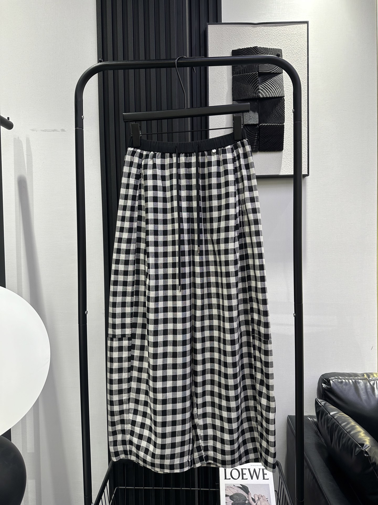 NO:738689,YSL Saint Laurent - New classic black and white plaid nine-point trousers. The elastic waist is comfortable and comfortable. The classic and versatile upper body covers the legs. The fabric is soft, cool and breathable. Single color. smlxl,,saint laurent,saint laurent,19860909YSL圣罗兰-新款经典黑白格子九分裤 松紧腰头舒适自在 经典百搭上身很遮腿型 面料柔软 凉快透气 单色 smlxl,,saint laurent,saint laurent,,Women's clothing