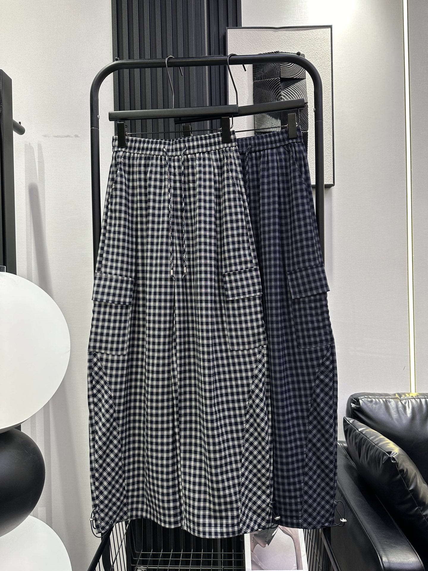 NO:738717,BALENCIAGA - New classic small plaid casual pants. The fabric is soft and delicate. The trouser legs have drawstrings and can be worn in two ways. The small plaid is comfortable and versatile. The upper body is full of laziness. Two colors smlxl,,balenciaga,balenciaga,19860909BALENCIAGA 巴黎世家-新款经典小格子休闲裤 面料柔软细腻 裤脚带抽绳可两穿 舒适百搭的小格子 上身慵懒感满满 两色 smlxl,,balenciaga,balenciaga,,Women's clothing