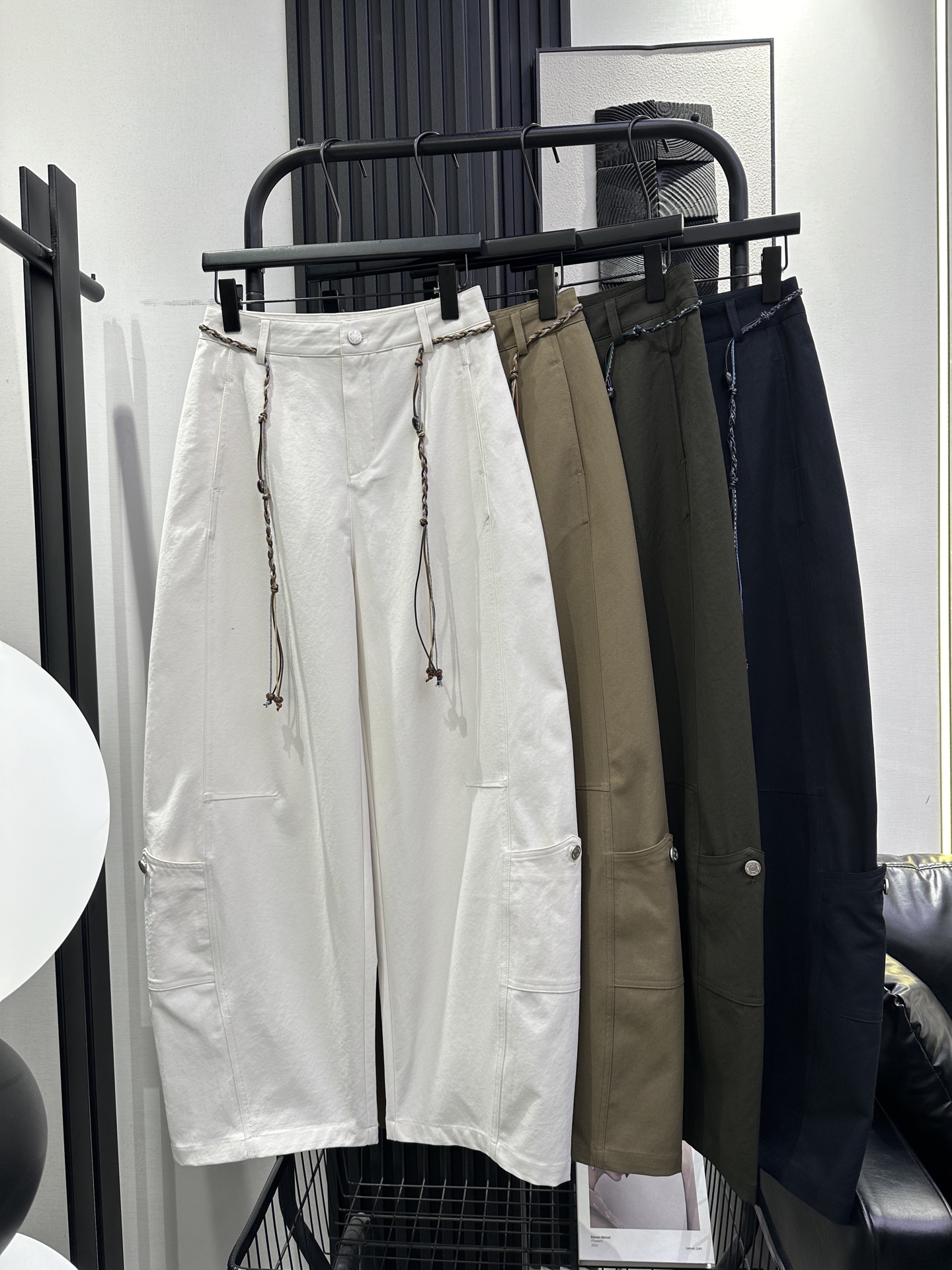 NO:738719,BALENCIAGA Balenciaga - new style western-style hem pocket scimitar pants. Slightly stretchable fabric. The design style is versatile and easy to wear. It is comfortable and has no sense of restraint on the upper body. The colors are also very beautiful. Recommended. Four colors: smlxl,,balenciaga,balenciaga,19860909BALENCIAGA 巴黎世家-新款洋气下摆口袋弯刀裤 微微弹力面料 毫无累赘的设计风格百搭易穿 舒适感强 上身无束缚感 颜色也非常好看推荐 四色 smlxl,,balenciaga,balenciaga,,Women's clothing