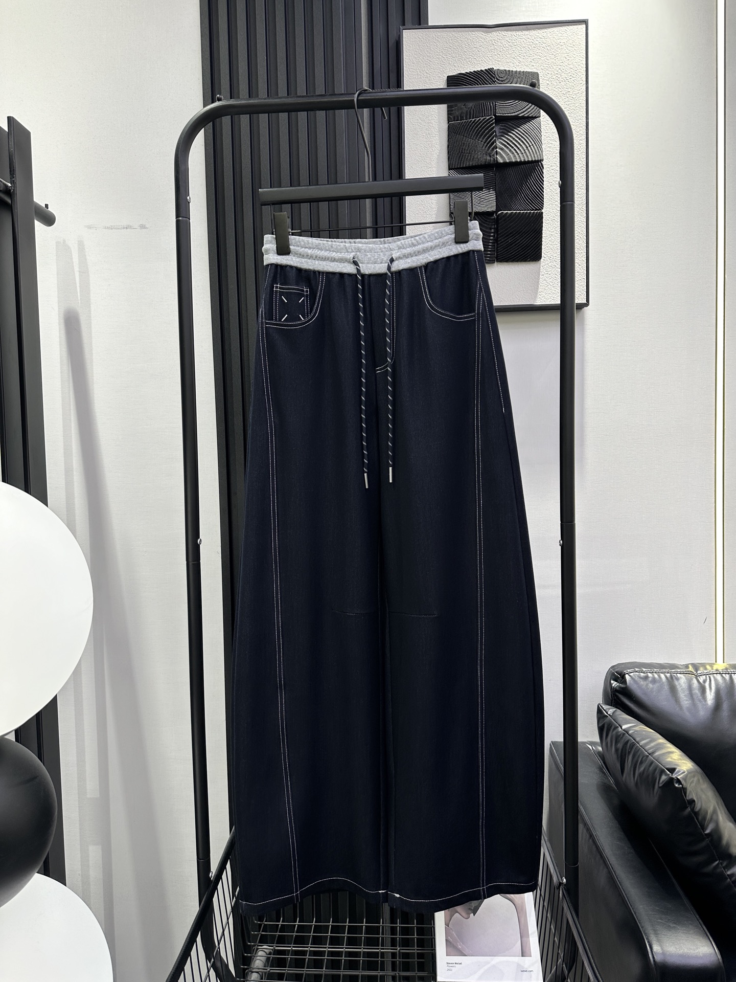 NO:738672,MM6 new style simple splicing contrasting waist Tencel jeans with custom embroidered logo on the pockets casual banana pants style fabric with natural drape. Excellent quality, versatile, slimming and easy to wear. Close your eyes. Super popular style. Monochrome smlxl,,masion margiela,jeans,19860909MM6 新款简约拼接撞色腰天丝牛仔裤口袋定制刺绣logo标 休闲香蕉裤版型 面料自带垂感 品质超赞百搭显瘦不挑身材穿 闭眼入 超爆款 单色 smlxl,,masion margiela,jeans,,Women's clothing