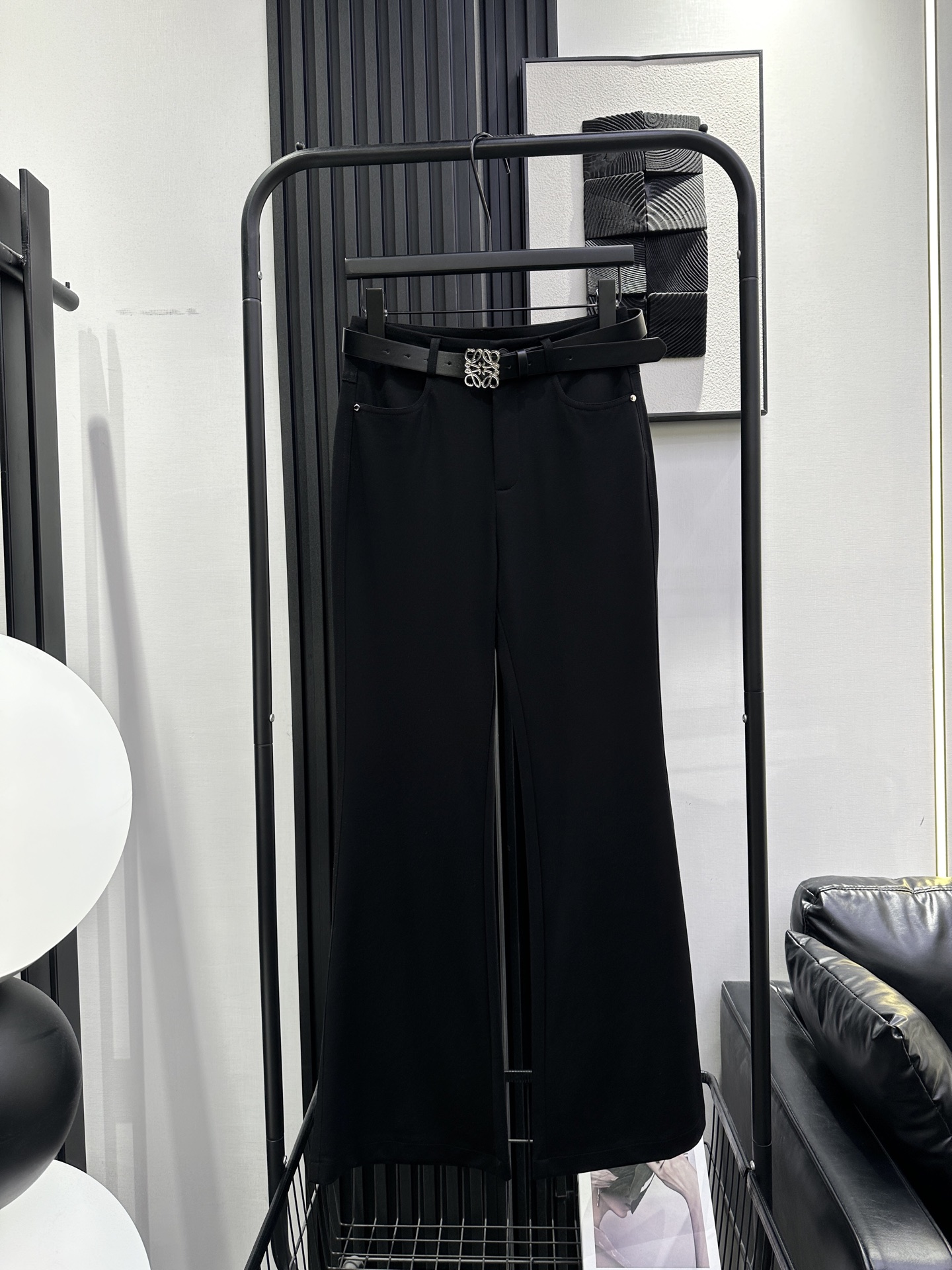 NO:738675,LOEWE Luo Yiwei's new LOGO belt boot-cut trousers, mid-high waist trousers, the upper body is super slimming, the fabric is slightly elastic, tolerant and versatile, a must-have for everyone, smlxl black,,loewe,loewe,19860909LOEWE 罗意威 新款LOGO腰带微喇裤 中高腰裤型 版型上身超级显瘦 面料微微弹力 包容性强百搭神器 人手必备 smlxl 黑色,,loewe,loewe,,Women's clothing