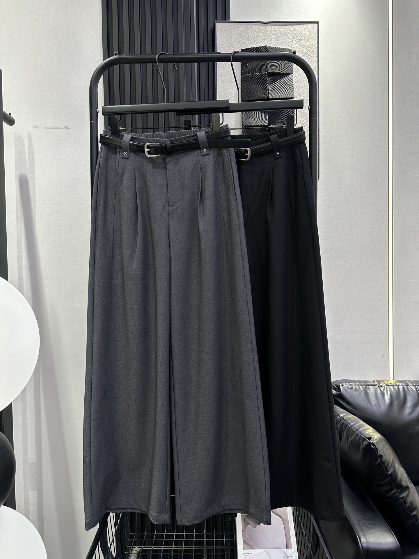 NO:738678,MM6 - New high-end wide-leg trousers with wide ears. Elastic waist at the back. The quality is very good and can be worn casually by women. The upper body shape is very slim. Recommend two colors: smlxl, masion margiela,19860909MM6-新款宽耳仔高级阔腿西裤 后松紧腰 品质垂感都非常棒 可女人可休闲 上身版型非常显瘦 推荐 两色 smlxl,,masion margiela,,Women's clothing