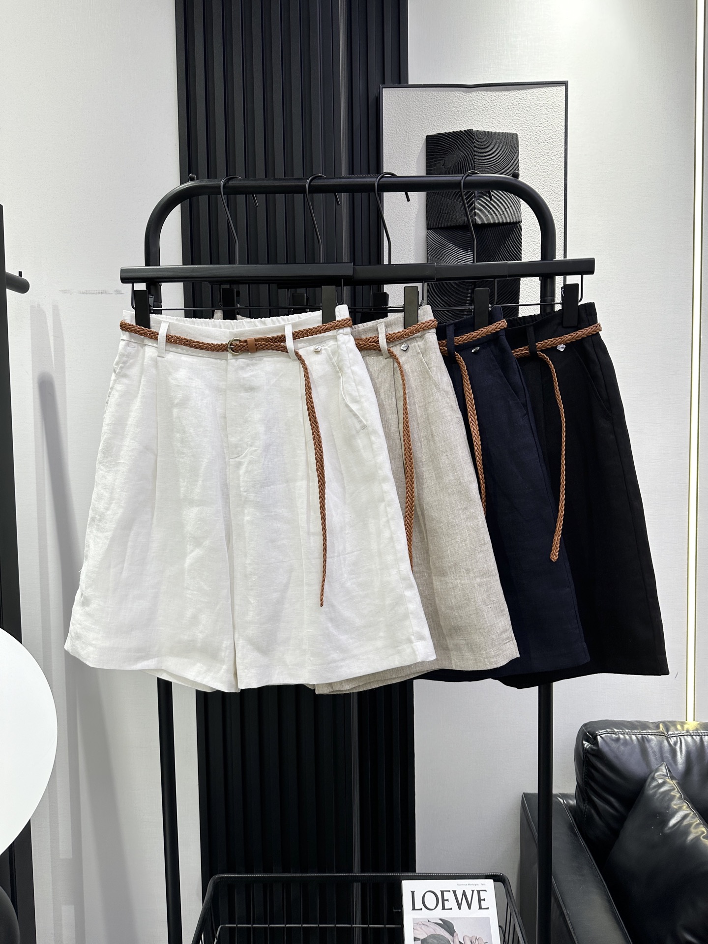 NO:738684,SAINT LAUREN* Saint Laurent's popular linen three-quarter shorts are here. The elastic design at the back is very tolerant and equipped with a small braided belt. The texture is super good, fashionable and versatile. A must-have for everyone. Simple and elegant style. Four colors smlxl,, saint laurent, saint laurent, shorts,19860909SAINT LAUREN* 圣罗兰爆款亚麻料五分短裤来咯后带松紧设计包容性极强配有编制小腰带 质感超好 时尚又百搭 人手必备 简约大气款 四色 smlxl,,saint laurent,saint laurent,shorts,,Women's clothing