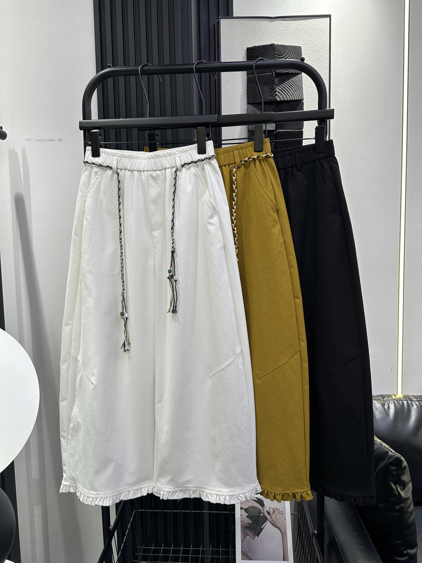 NO:740564,MiuMiu-New style lace leg nine-point pants, spring and summer fabrics, good texture, slightly loose fit, fashionable upper body without picking up the leg shape, three colors smlxl,,miumiu,19860909MiuMiu-新款裤脚花边九分裤 春夏面料 质感好 微宽松版型 上身洋气不挑腿型 三色 smlxl,,miumiu,,Women's clothing