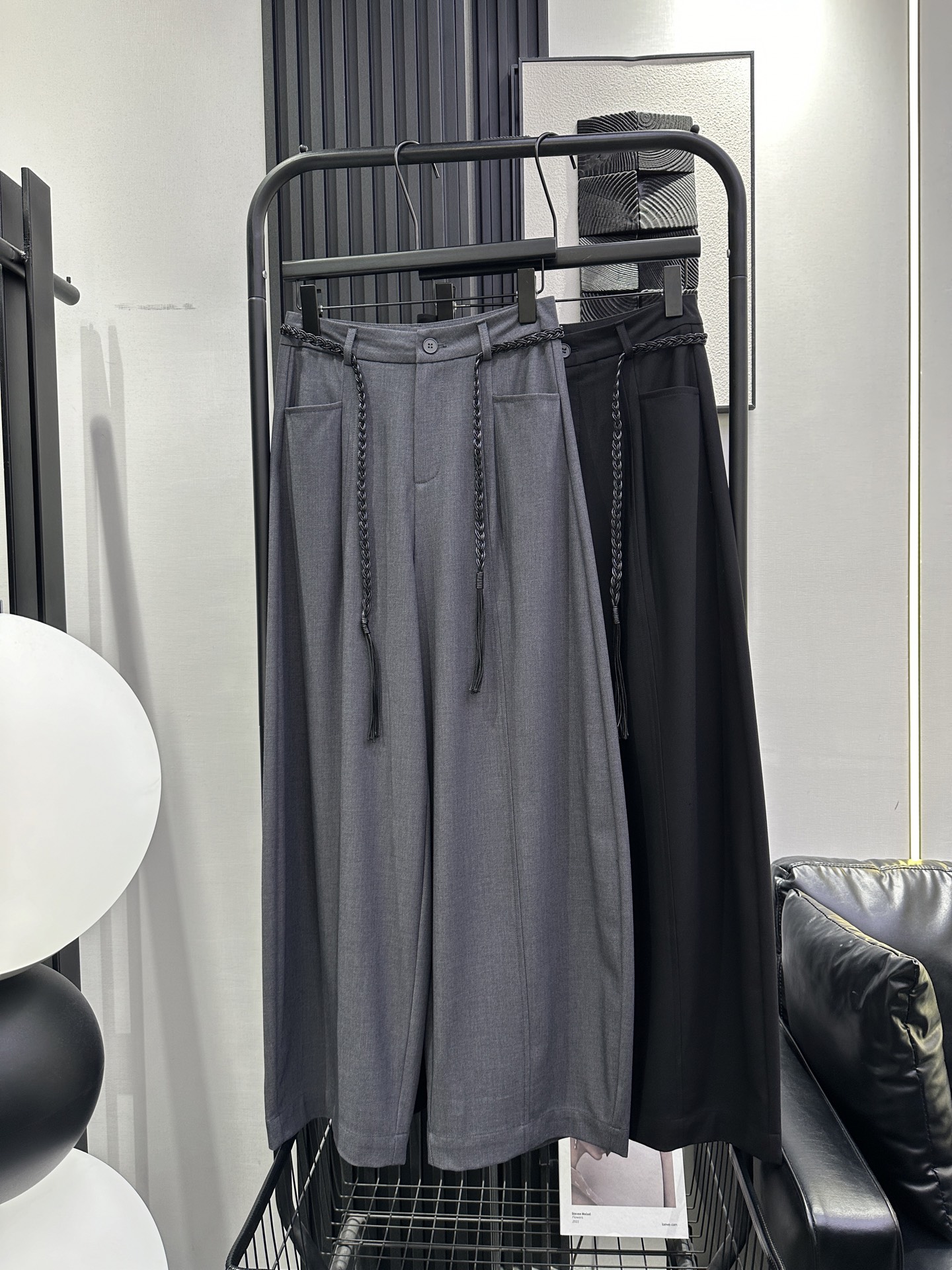 NO:740562,BALENCIAGA Balenciaga's new style thin wide-leg trousers with thin twist belt. The fabric has good drape and texture. It is not picky about the figure. It is fashionable and elegant. Two colors smlxl,,balenciaga,balenciaga,19860909BALENCIAGA 巴黎世家 新款 麻花细腰带薄款阔腿西裤 面料垂感质感好 不挑身材 时尚大方 两色 smlxl,,balenciaga,balenciaga,,Women's clothing