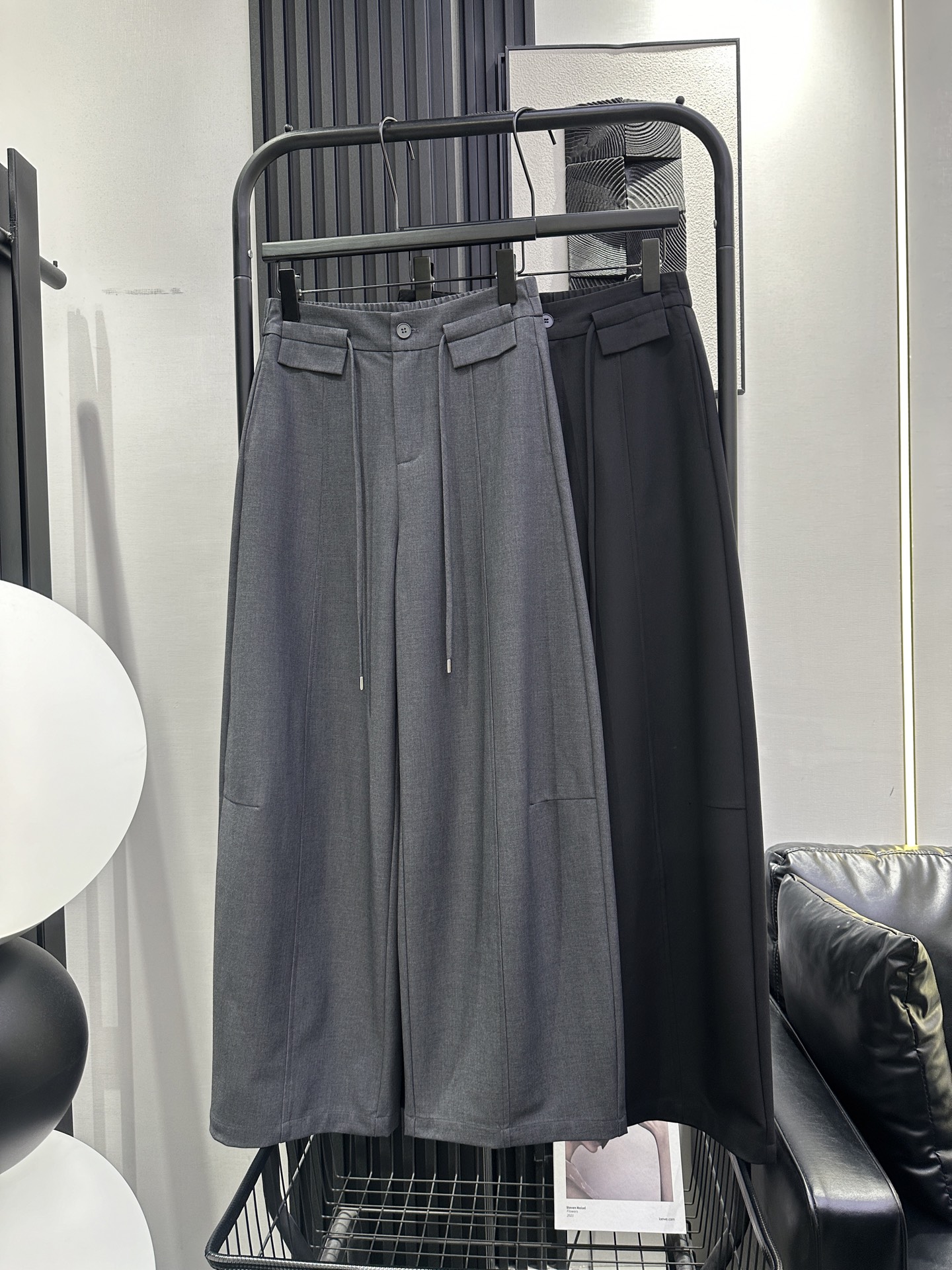 NO:740560,BALENCIAGA Balenciaga's new front pocket flap belt thin scimitar trousers, elastic waist design at the back, strong tolerability, good drape and texture of the fabric, not picky about body shape, fashionable and age-reducing, two colors smlxl,,balenciaga,balenciaga,19860909BALENCIAGA 巴黎世家 新款前袋盖腰带薄款弯刀西裤 后松紧腰设计 包容性强 面料垂感质感好 不挑身材 时尚减龄 两色 smlxl,,balenciaga,balenciaga,,Women's clothing