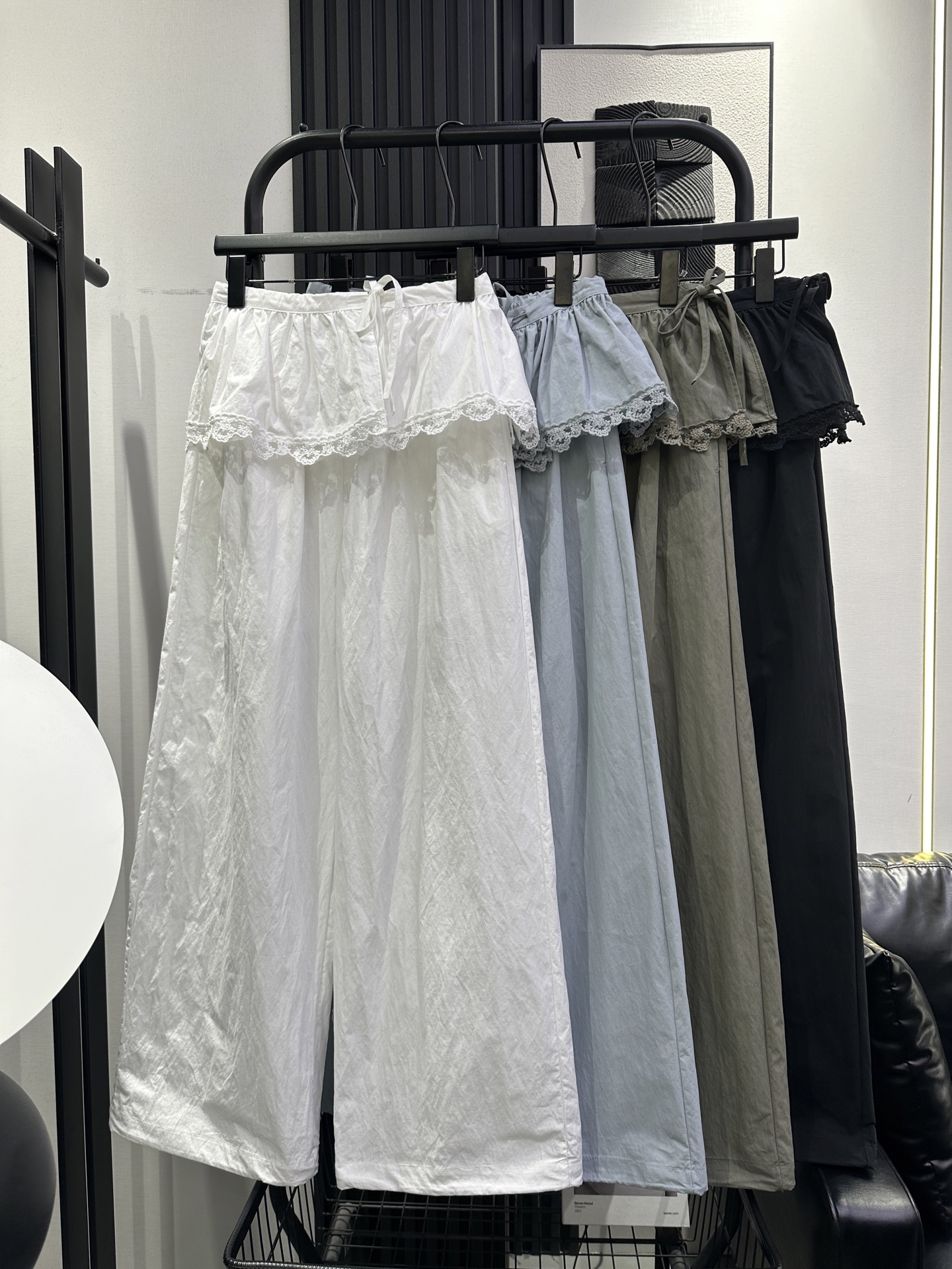 NO:750537,MIUMIU-New lace-trimmed two-piece casual trousers. Two-piece detachable elastic waistband with strong adaptability. The quick-drying fabric is particularly light and thin. The upper body is fashionable. It is crisp and stylish. The trouser legs have drawstrings for two wears. Four colors smlxl,,miumiu,19860909MIUMIU-新款蕾丝边两件套休闲裤 两件可拆松紧腰包容性强 速干面料特别轻薄 上身洋气 挺括有型 裤脚带抽绳可两穿 四色 smlxl,,miumiu,,Women's clothing