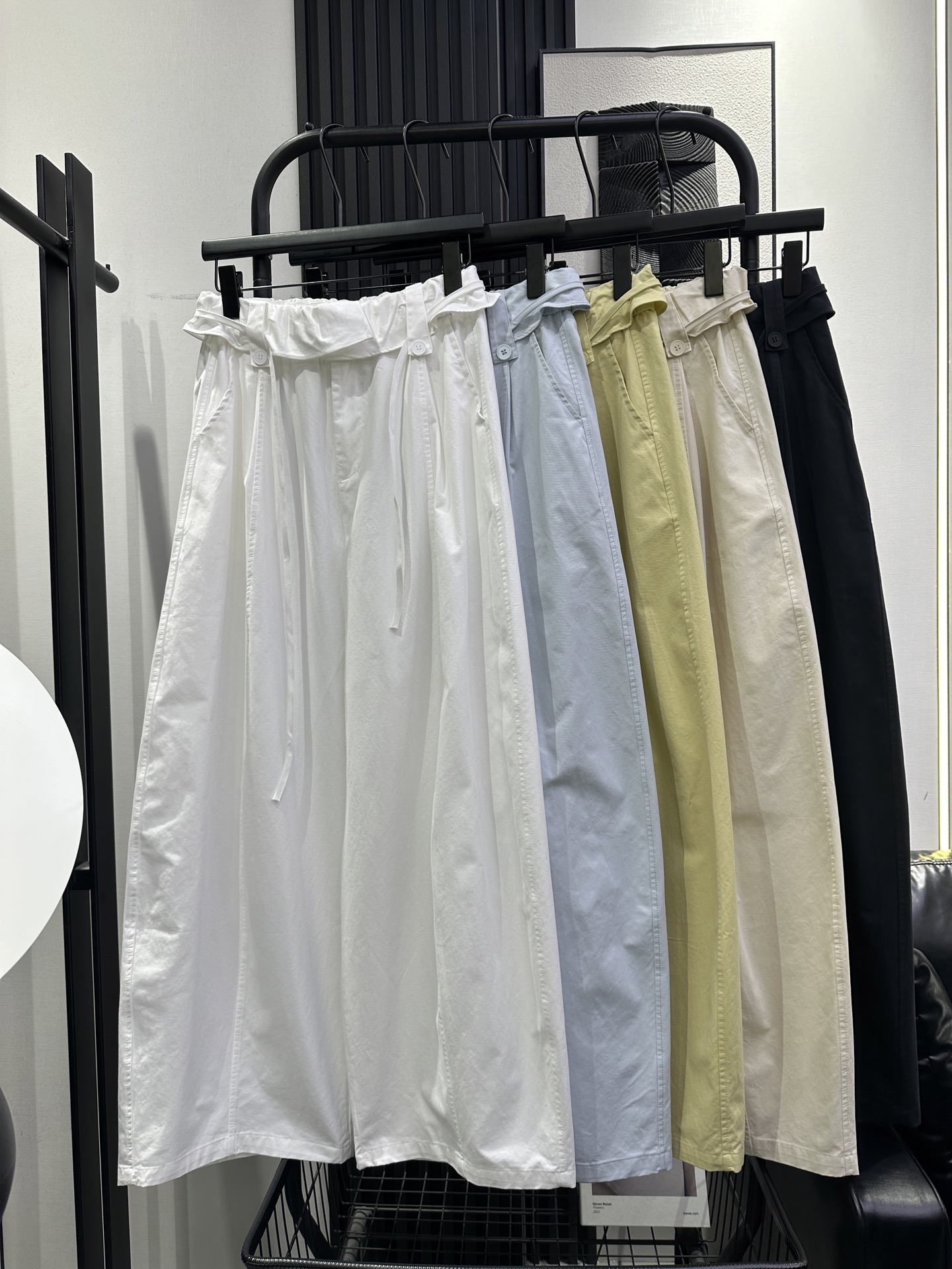 NO:750579,MIUMIU-New ruffled thin belt casual scimitar pants. Unique waist design style. The upper body is full of fashion. The version is tolerant and looks good on whoever wears it. Five colors smlxl,,miumiu,19860909MIUMIU-新款荷叶边细腰带休闲弯刀裤 独特的腰头设计风格 上身洋气十足 版型包容性强 谁穿谁好看 五色 smlxl,,miumiu,,Women's clothing