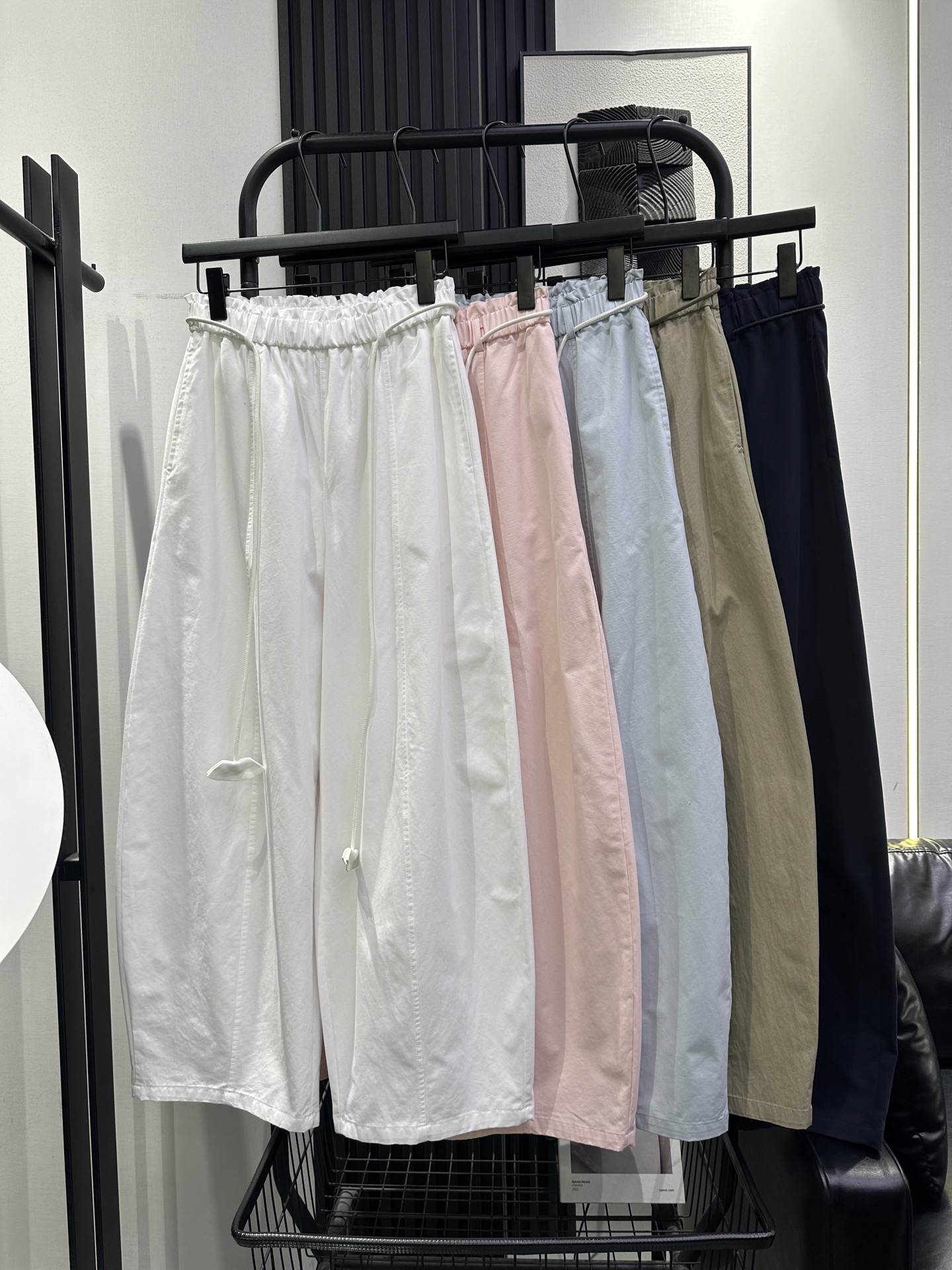 NO:750532,MIUMIU-New style casual pants with petal waistband and thin leather belt. Cotton fabric upper body is breathable and comfortable. Fashionable and age-reducing. Super tolerant to body shape. Five colors smlxl,,miumiu,19860909MIUMIU-新款 花瓣腰头搭配细皮腰带休闲裤 棉布料上身透气又舒适 时尚减龄 对身材包容性超强 五色 smlxl,,miumiu,,Women's clothing