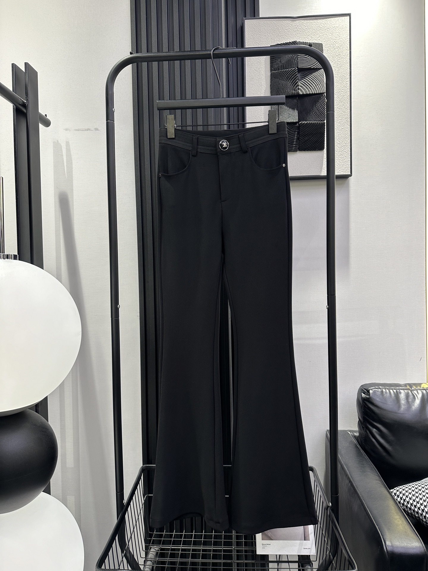 NO:751871,CHANE* Xiaoxiang new clean version boot-cut trousers, custom logo buckle, fabric with elasticity, super comfortable texture, versatile and casual, great style, single color smlxl,,chanel,19860909CHANE*小香 新款净版微喇裤 定制logo扣 面料自带弹力 质感超级舒服 百搭休闲 版型超绝 单色 smlxl,,chanel,,Women's clothing