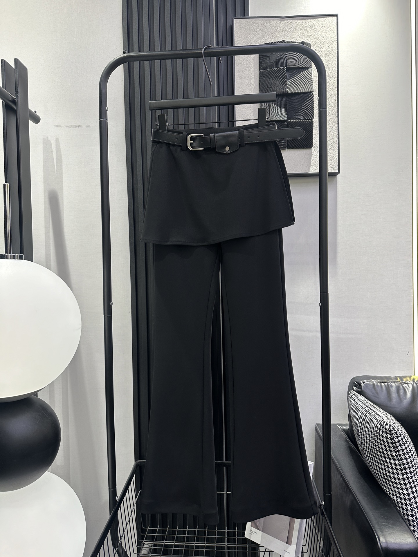 NO:752427,CELINE · Celine - the popular style continues the high-waist fake two-piece boot-cut trousers. Side zipper design. The fabric is slightly elastic. The upper body is fashionable and the legs are longer and slimmer. Versatile and age-reducing. The effect is very nice. Single color smlxl,,celine,celine,19860909CELINE ·赛琳-爆款延续高腰假两件微喇裤 侧拉链设计 面料微弹力 上身洋气显腿长显瘦 百搭又减龄 效果很nice 单色 smlxl,,celine,celine,,Women's clothing