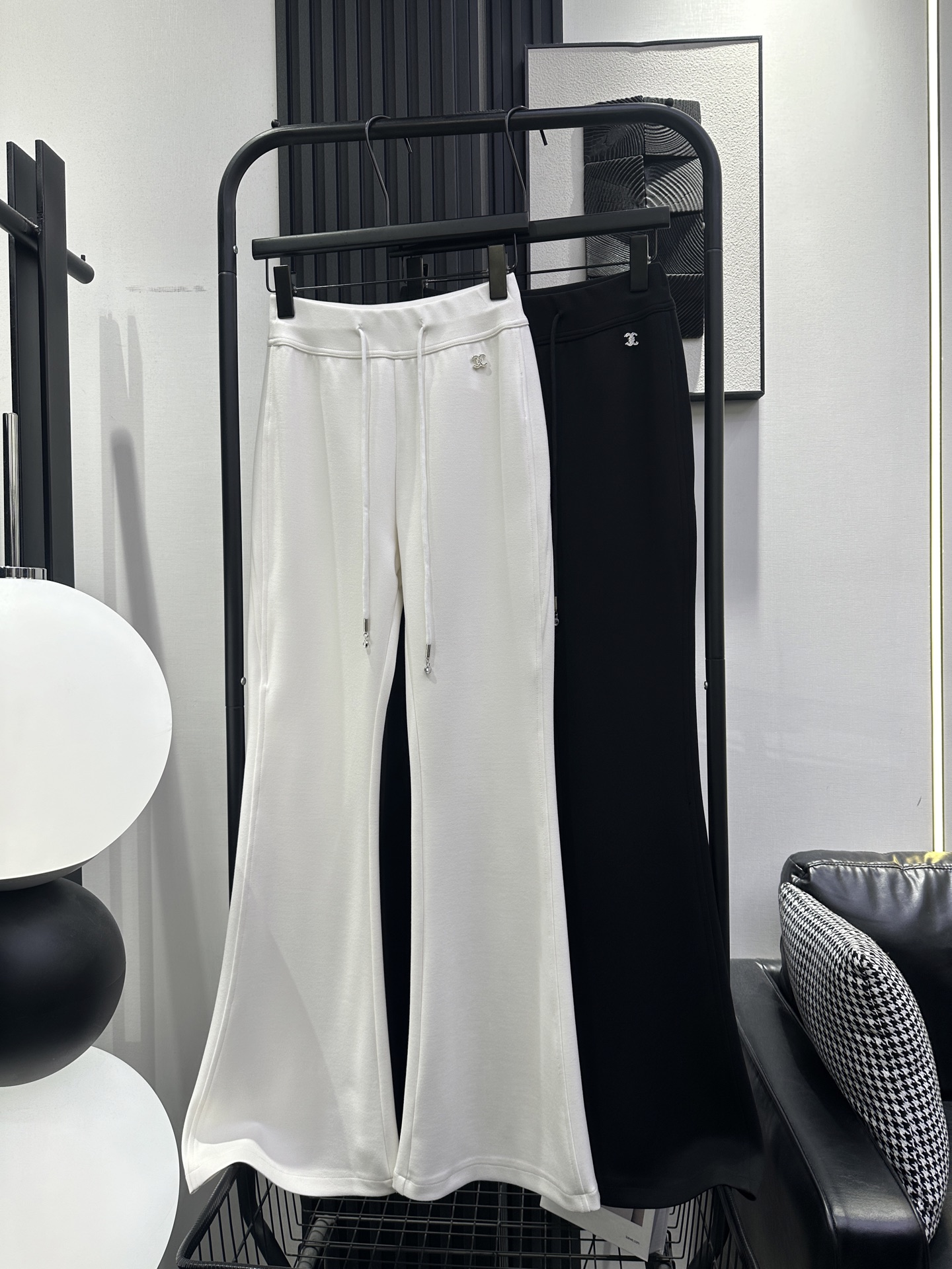 NO:752425,CHANE* Xiaoxiang's new trendy boot-cut pants, custom-made Xiaoxiang LG design on the left front. Strong cotton texture. Soft and comfortable. Super correct shape. Versatile and slimming. Two colors. smlxl,,chanel,19860909CHANE*小香 新爆款微喇裤左前定制小香LG设计 棉料质感强 柔软舒适 版型超正 百搭显瘦 两色 smlxl,,chanel,,Women's clothing