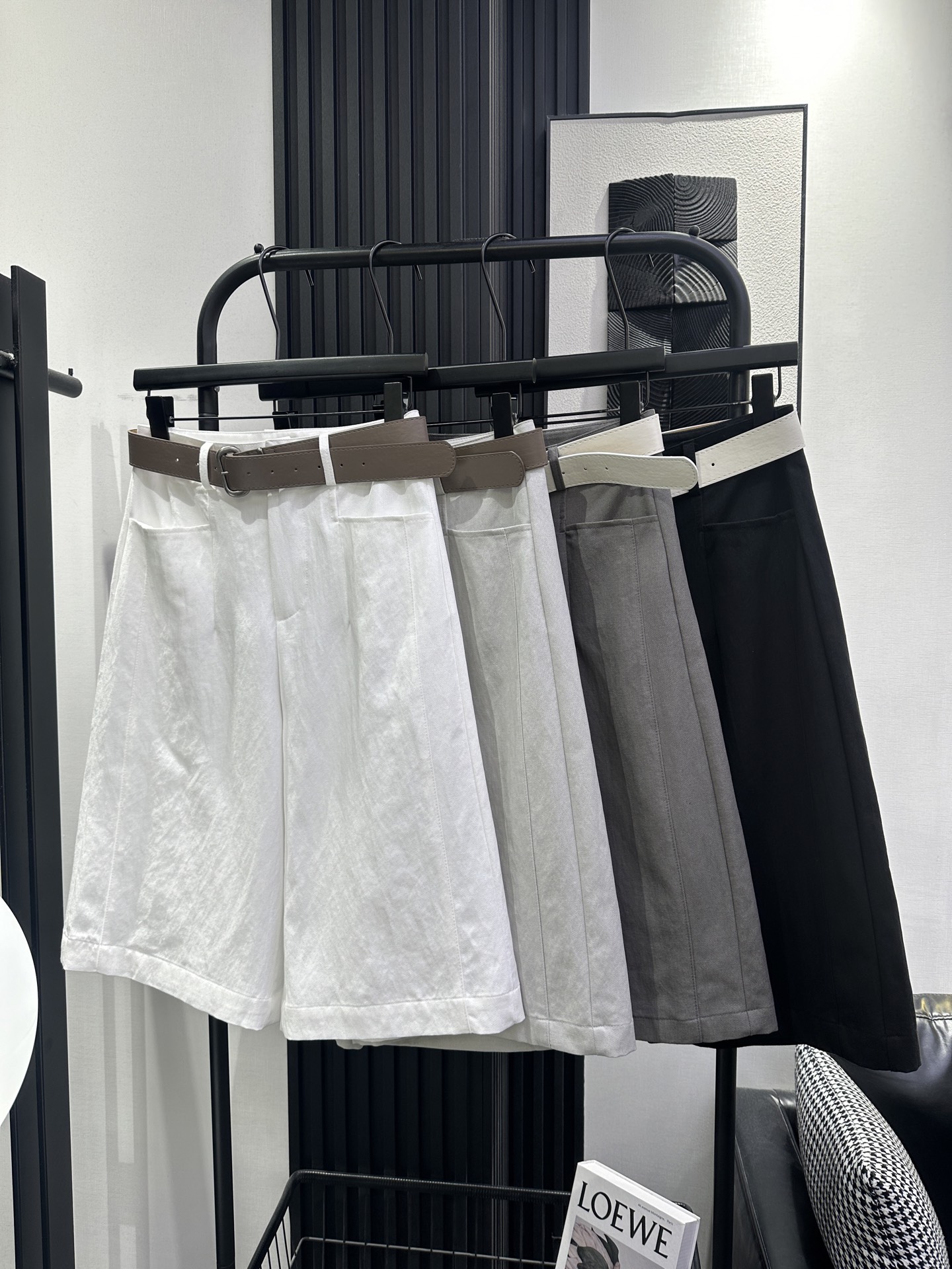 NO:752422,MM6-New style wide-leg casual cropped pants with belt. The A version of the pants makes the upper body look slimmer. It can be easily controlled by a small person. The cotton fabric is very light, stylish and comfortable. Four colors: smlxl, masion margiela,19860909MM6-新款配腰带阔腿休闲七分裤 A版裤型上身巨显瘦 小个子也完全可以驾驭 棉布料非常轻薄 洋气又舒适 四色 smlxl,,masion margiela,,Women's clothing