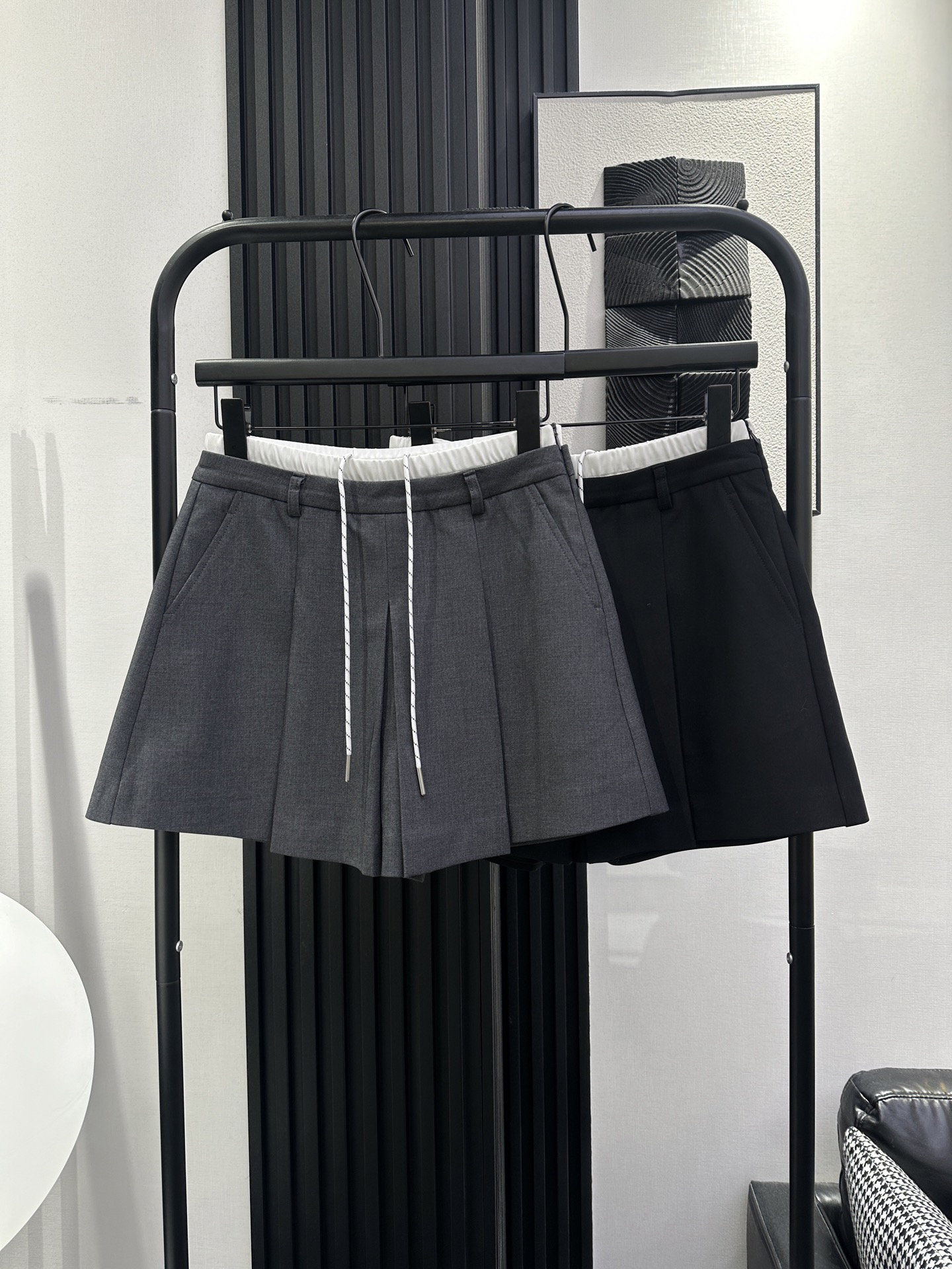 NO:752419,MM6-New style A-version pleated culottes with contrasting color and waist. The upper body is super long and the legs are super long. The fabric texture is super strong. Fashionable and age-reducing. Two colors smlxl, masion margiela, skirts,19860909MM6-新款 撞色拼腰A版百褶裤裙 上身超显腿长 面料质感超强 时尚减龄 两色 smlxl,,masion margiela,skirts,,Women's clothing