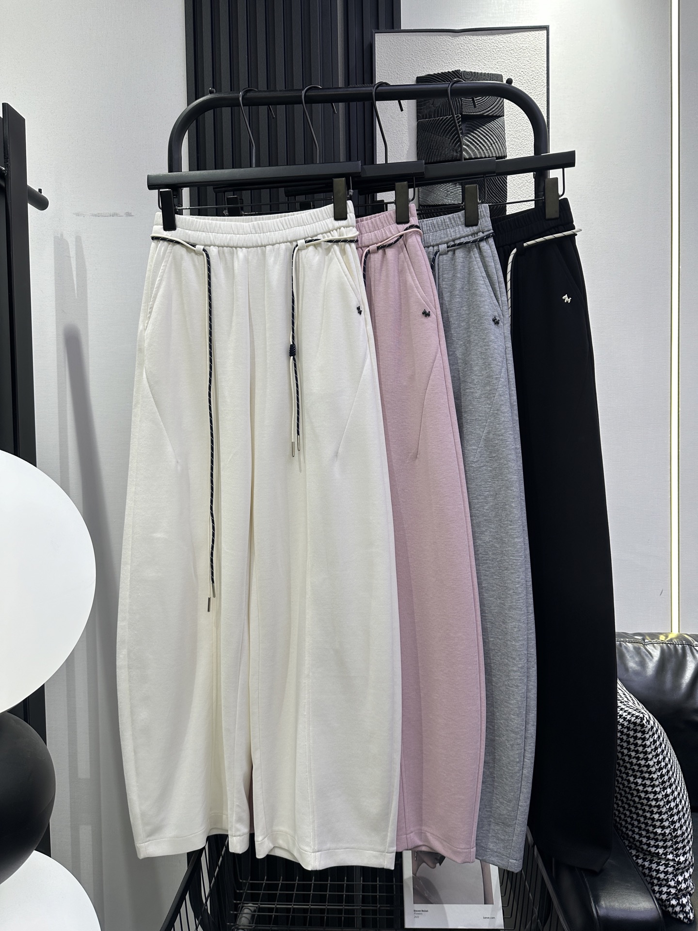 NO:753881,AS-New stylish pony casual banana pants. The elastic waist is tolerant and the upper body is slim. The shape is correct. It can be easily controlled by various leg shapes. Recommend four colors smlxl,,19860909AS-新款洋气小马休闲香蕉裤 松紧腰包容性强 上身显瘦 版型正 各种腿型都轻松驾驭 推荐 四色 smlxl,,,Women's clothing