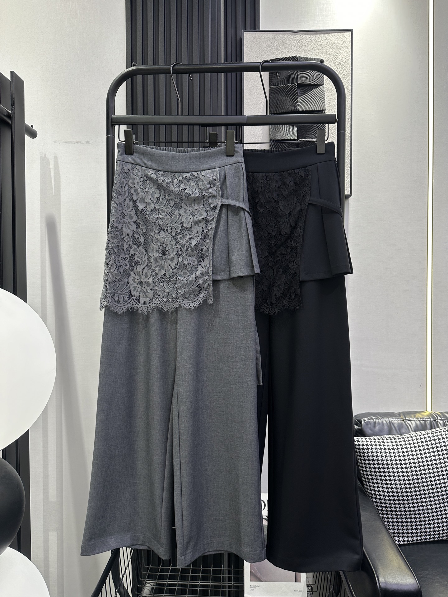 NO:761014,MIUMIU-New high-waisted and versatile butt curtain lace casual pants. Side zipper design. The elastic waist at the back is very tolerant. The upper body is stylish and full of design. Recommended. Two colors smlxl,,miumiu,19860909MIUMIU-新款高腰百搭屁帘蕾丝休闲裤 侧拉链设计 后松紧腰包容性强 版型上身洋气 满满的设计感 推荐 两色 smlxl,,miumiu,,Women's clothing