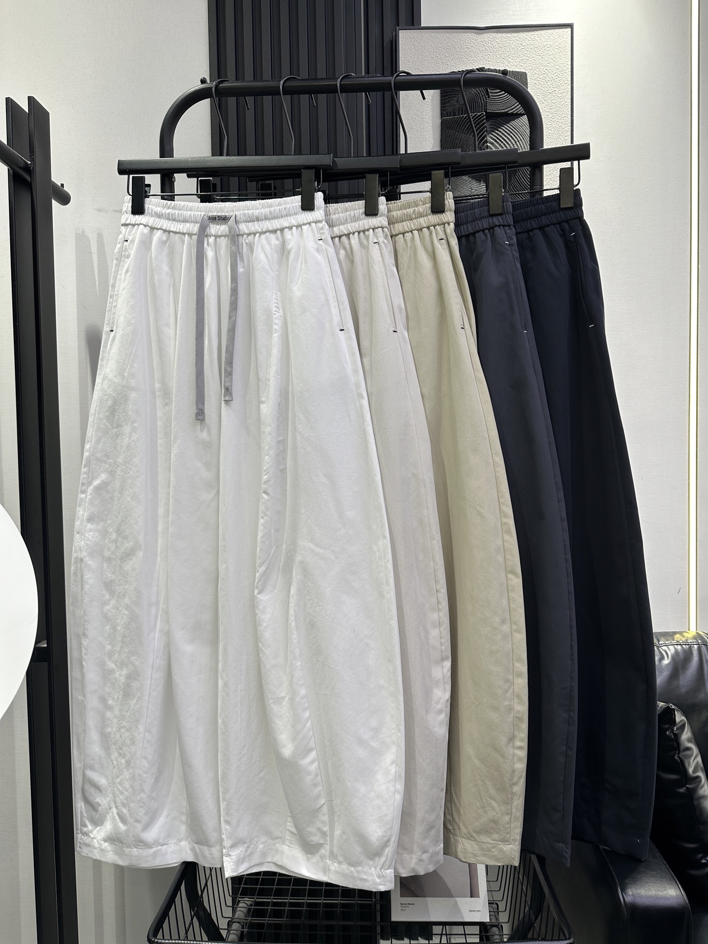 NO:762239,AS-New style casual pants with small and medium logos on the front in contrasting colors. Summer thin fabric. Very good fit. Super slim upper body. Casual and fashionable. Versatile and not picky about body shape. Five colors smlxl,,19860909AS-新款前中小标撞色休闲裤 夏季薄款面料 版型超好 上身超显瘦休闲时尚潮流 百搭不挑身材 五色 smlxl,,,Women's clothing