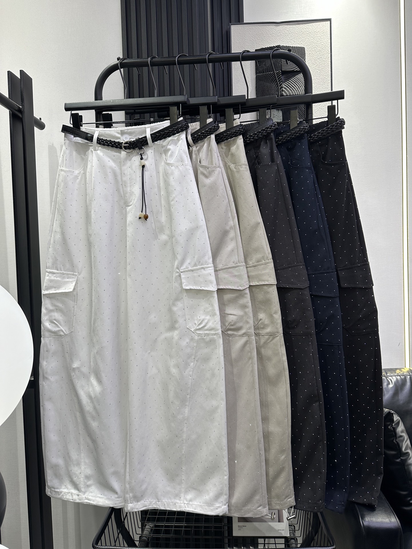 NO:762236,Alexander wang's gypsophila perforated overalls have a slightly loose fit, a fashionable and western style, and the fabric is soft and comfortable. The super versatile style does not matter the figure, and can be used for daily commuting and dating. Six colors smlxl,,alexander wang,19860909Alexander wang 大王满天星烫钻工装裤 版型微宽松 版型时尚洋气 面料柔软舒适 超级百搭款式不挑身材,日常通勤约会都能驾驭 六色 smlxl,,alexander wang,,Women's clothing