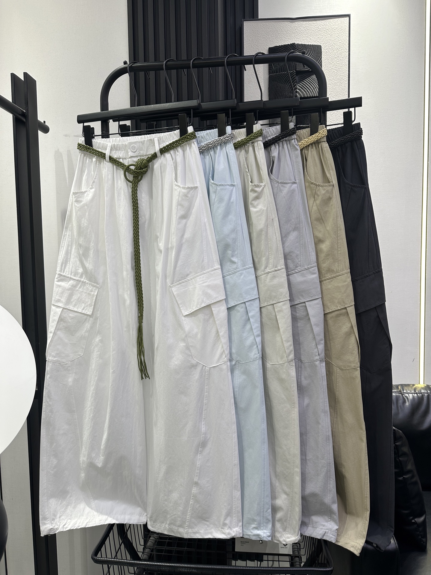 NO:790140,BALENCIAGA Balenciaga's new high-waisted wide-leg overalls with belts. Side slanted large pocket design. Adjustable trouser legs for two wears. Mid-high waist with small short top. Absolutely stylish and age-reducing. Many colors. Six colors smlxl,,balenciaga,balenciaga,19860909BALENCIAGA 巴黎世家 新款高腰皮带阔腿工装裤 侧中斜大口袋设计 裤脚可调节两穿 中高腰搭配小短款上衣 绝绝子 时尚减龄 颜色多多 六色 smlxl,,balenciaga,balenciaga,,Women's clothing