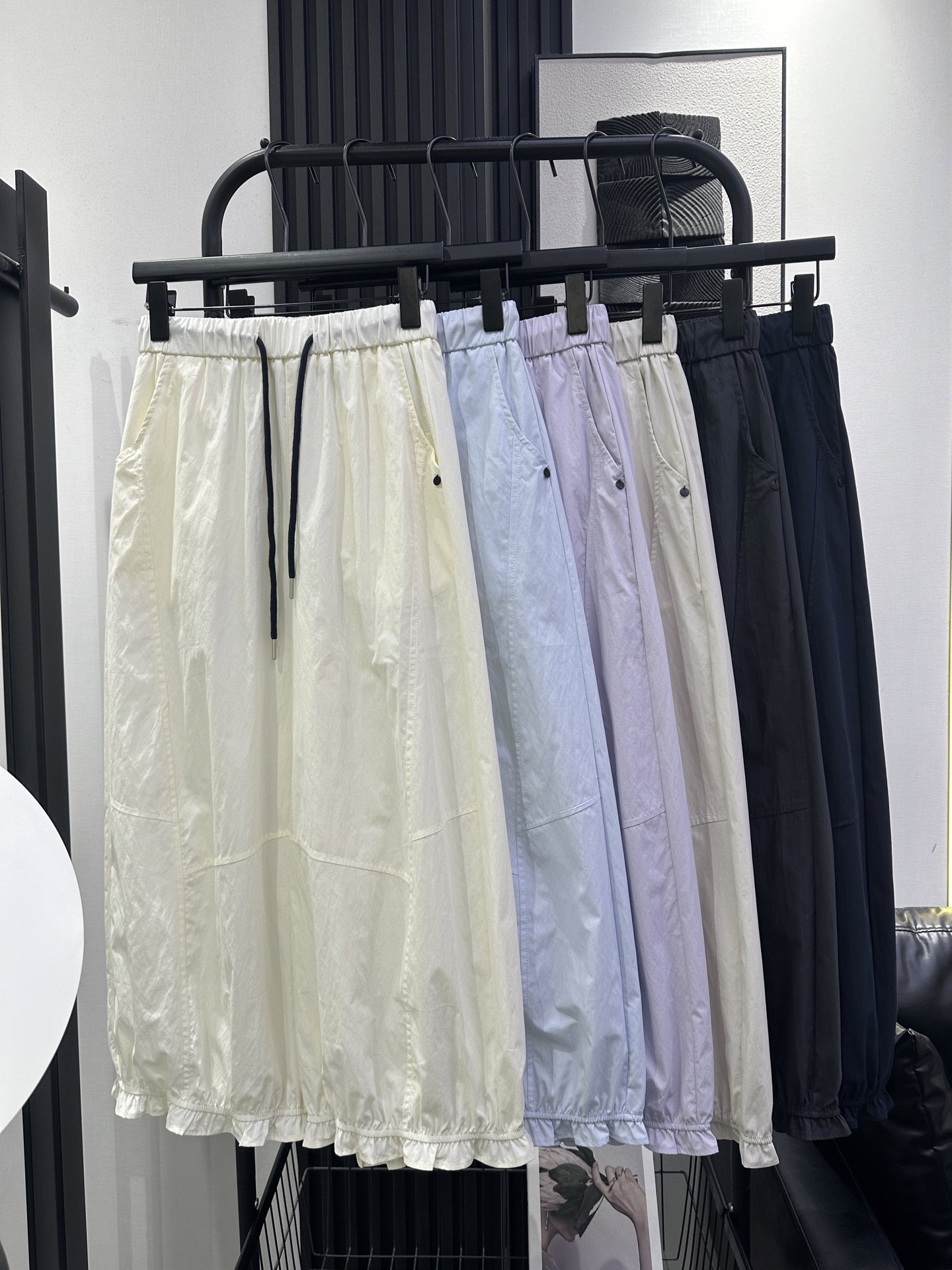 NO:790138,miumiu-New summer ultra-thin wide-leg pants, lace design at the feet, quick-drying fabric, excellent upper body, no choice of leg shape at all, six colors smlxl,,miumiu,19860909miumiu-新款夏季超薄款阔腿裤 脚口花边设计 速干面料 上身超绝 完全不挑腿型 六色 smlxl,,miumiu,,Women's clothing