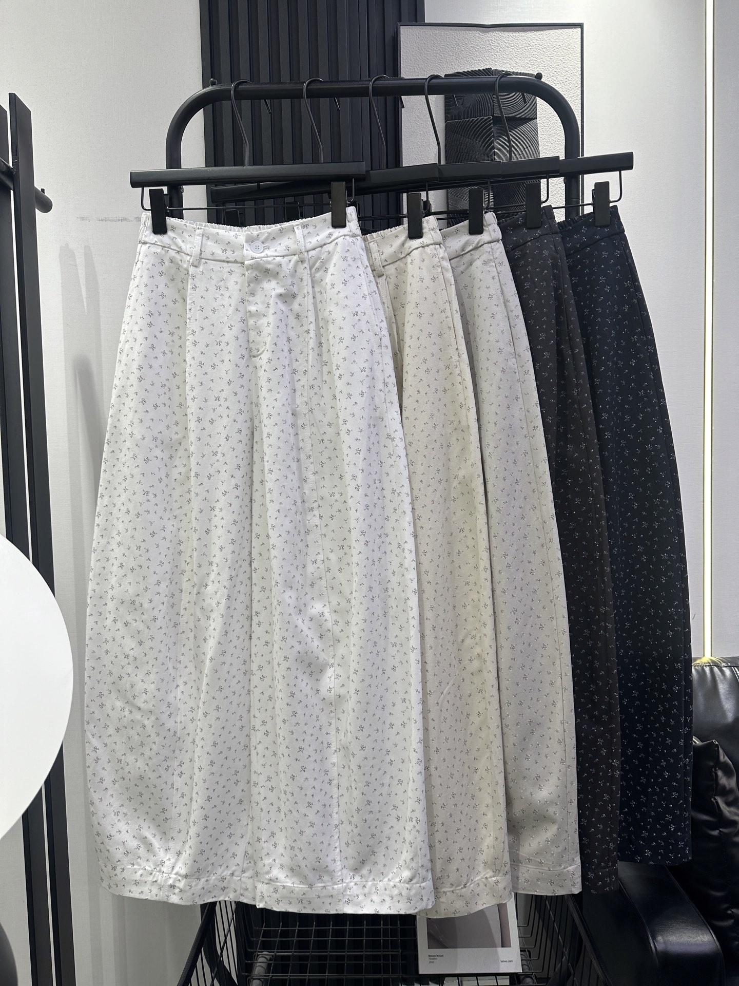 NO:790787,MIUMIU-new cotton fabric small floral banana pants, the upper body has a good fit, full of relaxation, and the fabric is super comfortable. Recommend five colors smlxl,,miumiu,19860909MIUMIU-新款棉布料小碎花香蕉裤 上身版型效果好 松弛感拉满 面料超舒服 推荐 五色 smlxl,,miumiu,,Women's clothing