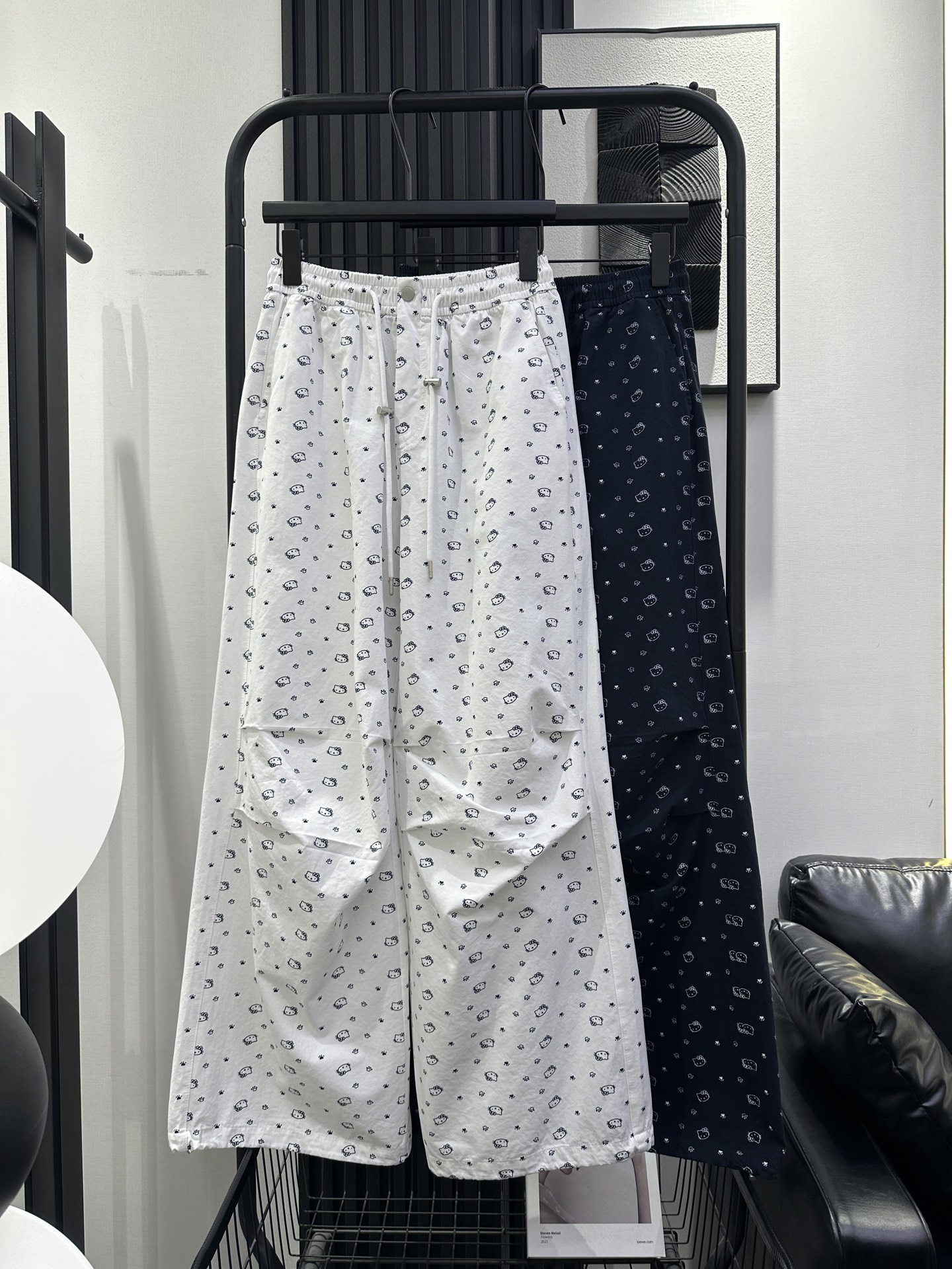 NO:791894,QOY-New thin KT cat print casual pants. The knees are pleated. The overall modification makes you look slimmer. The elastic waist can be worn by both fat and thin people. The most important thing is to reduce age. Two colors smlxl,,19860909QOY-新款薄款KT猫印花休闲裤 膝盖做了褶皱设计 整体修饰显瘦杆杆滴 松紧腰胖瘦都可穿最主要超减龄冲冲冲 两色 smlxl,,,Women's clothing