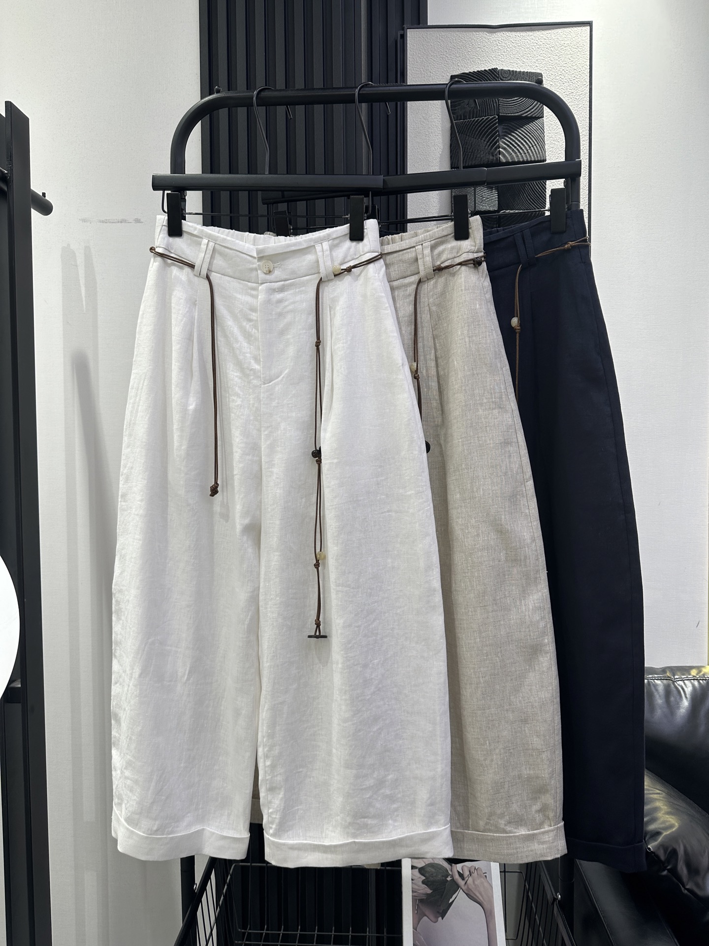 NO:792292,YSL Saint Laurent-New linen belted nine-point pants. Linen fabric is breathable and comfortable. Slightly loose fit. Small femininity. Fashionable and western style. Recommended. Three colors smlxl,,saint laurent,saint laurent,19860909YSL圣罗兰-新款细绳腰带麻料九分裤 亚麻面料透气舒适 版型微宽松 小女人气质 时尚洋气款 推荐推荐 三色 smlxl,,saint laurent,saint laurent,,Women's clothing