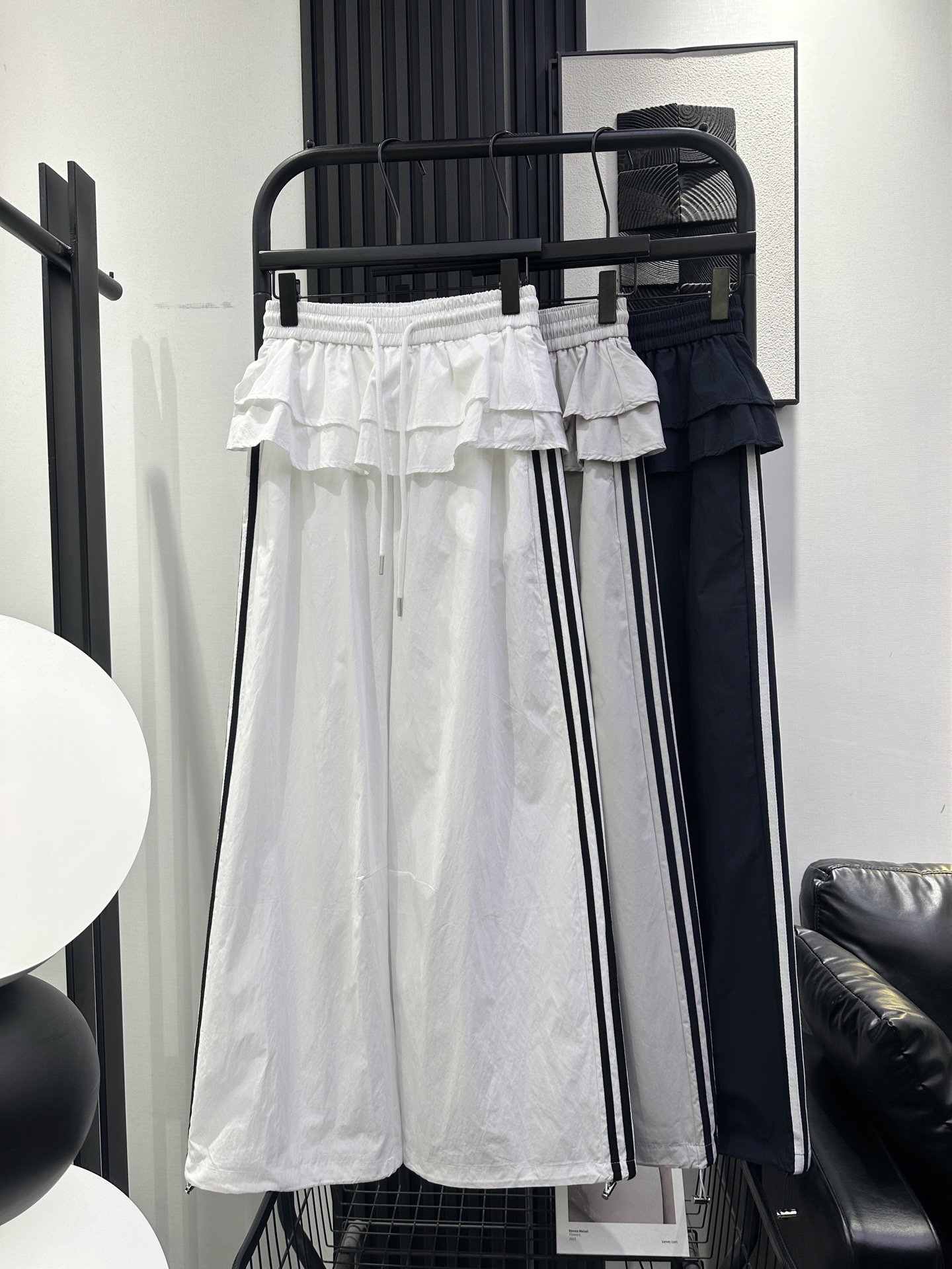 NO:792920,MIUMIU-New style three-bar fake two-piece casual trousers with drawstrings on the legs. The fabric is comfortable and breathable. The upper body is good-looking and full of lazy style~ Three colors smlxl,,miumiu,19860909MIUMIU-新款侧三杠假两件休闲裤 裤脚带抽绳 面料舒适透气 上身好看 慵懒风满满～ 三色 smlxl,,miumiu,,Women's clothing
