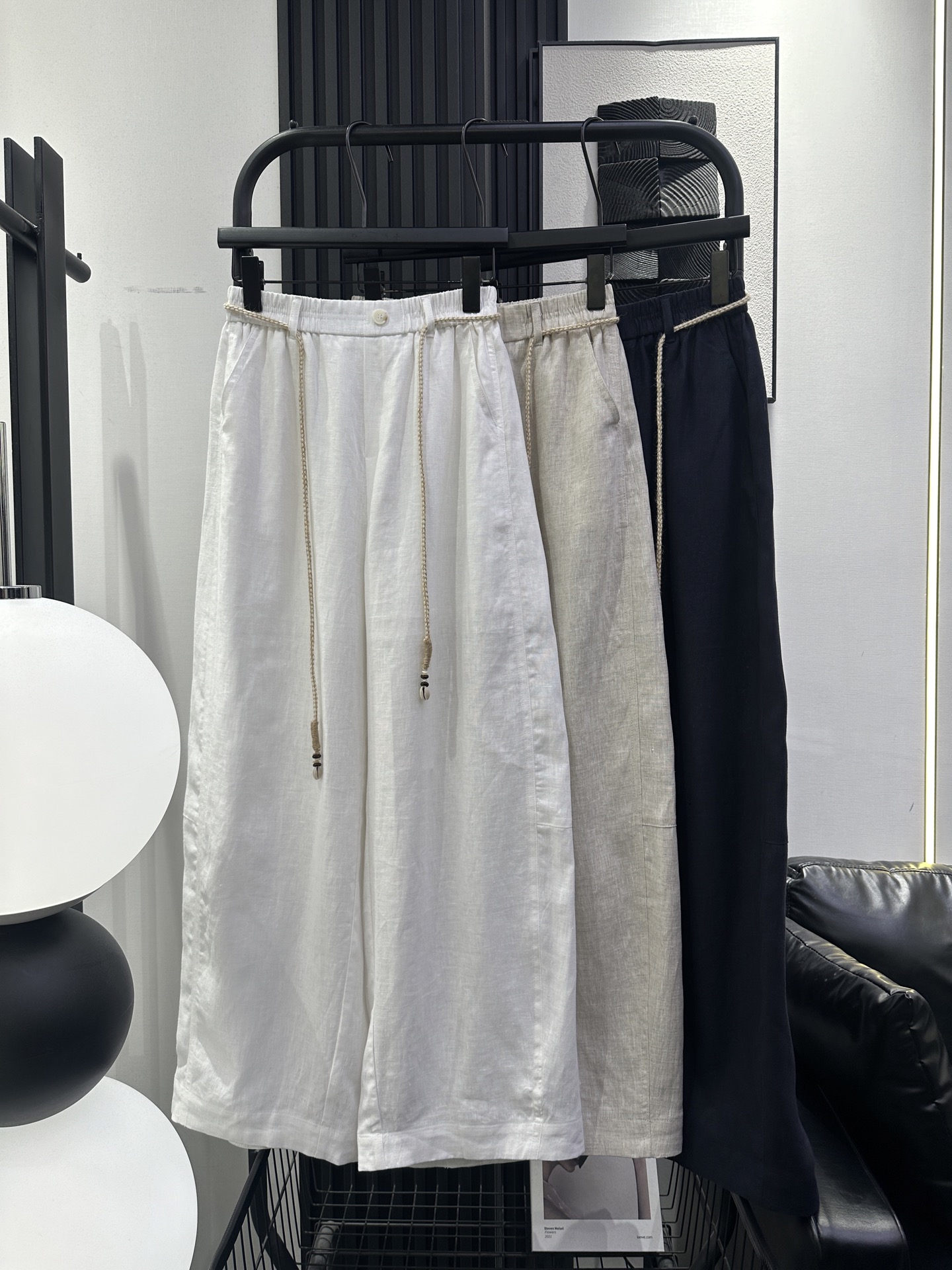 NO:792917,YSL Saint Laurent-New hemp rope belt scimitar pants. The linen fabric is breathable and comfortable. The sickle cut is three-dimensional and slim. It accommodates various leg types. Recommended. Three colors smlxl,,saint laurent,saint laurent,19860909YSL圣罗兰-新款麻绳腰带弯刀裤 亚麻面料透气舒适 镰刀剪裁立体显瘦 包容各种腿型推荐推荐 三色 smlxl,,saint laurent,saint laurent,,Women's clothing