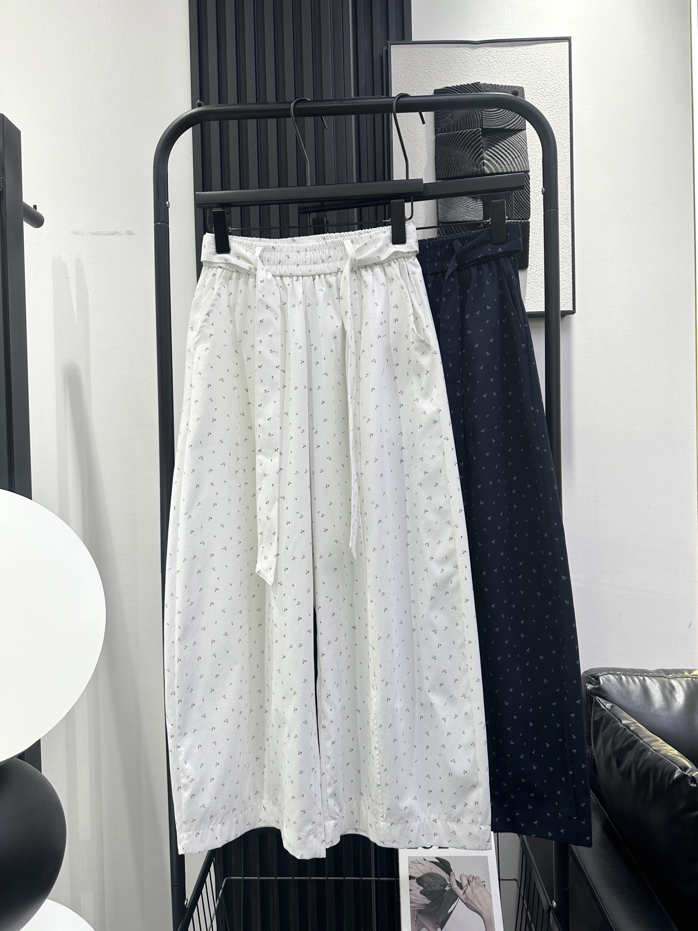 NO:798266,miumiu-new style small floral nine-point balloon pants, cotton fabric is super comfortable, slightly loose fit design, the upper body effect is slimming, strong tolerance, two colors smlxl,,miumiu,19860909miumiu-新款 小碎花九分气球裤 棉布料超舒服 微宽松版型设计 上身效果显瘦 包容性强 两色 smlxl,,miumiu,,Women's clothing